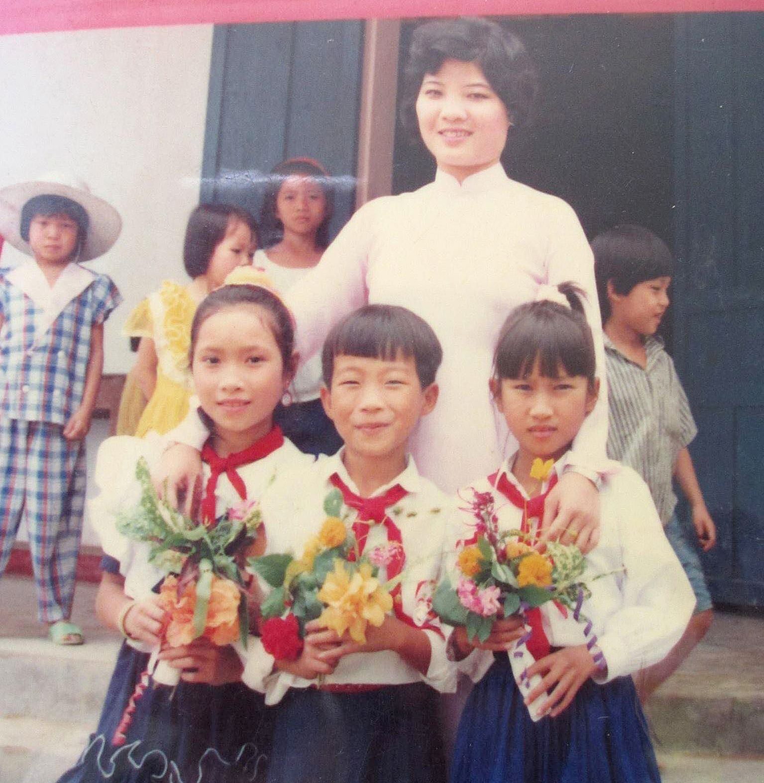 Những mùa tựu trường thương nhớ - Kỳ cuối: Cô giáo gieo mùa thương nhớ cho cậu trò nghèo - Ảnh 2. tựu trường - Ảnh 2.