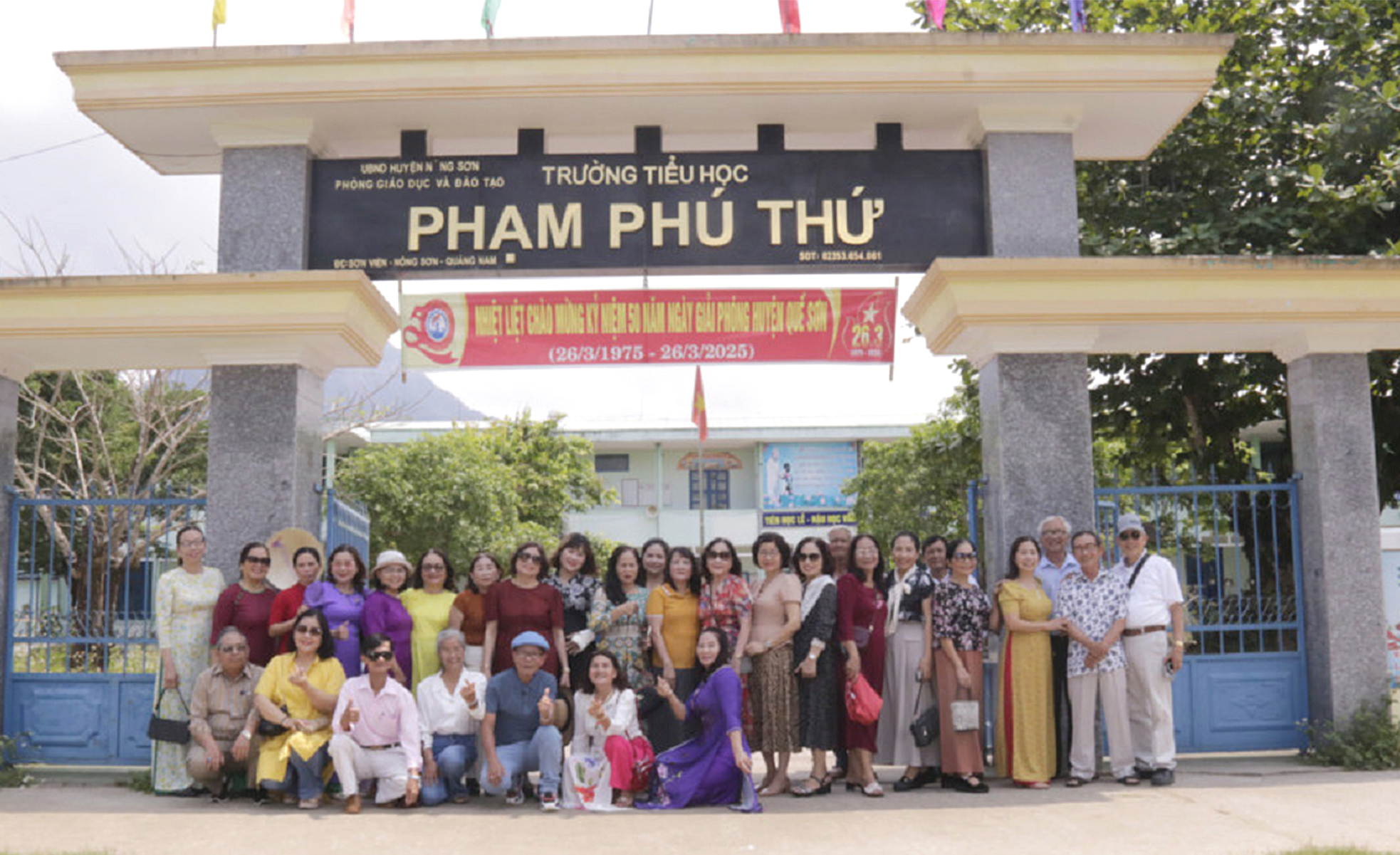 Những mùa tựu trường thương nhớ - Kỳ cuối: Cô giáo gieo mùa thương nhớ cho cậu trò nghèo - Ảnh 1. tựu trường - Ảnh 1.