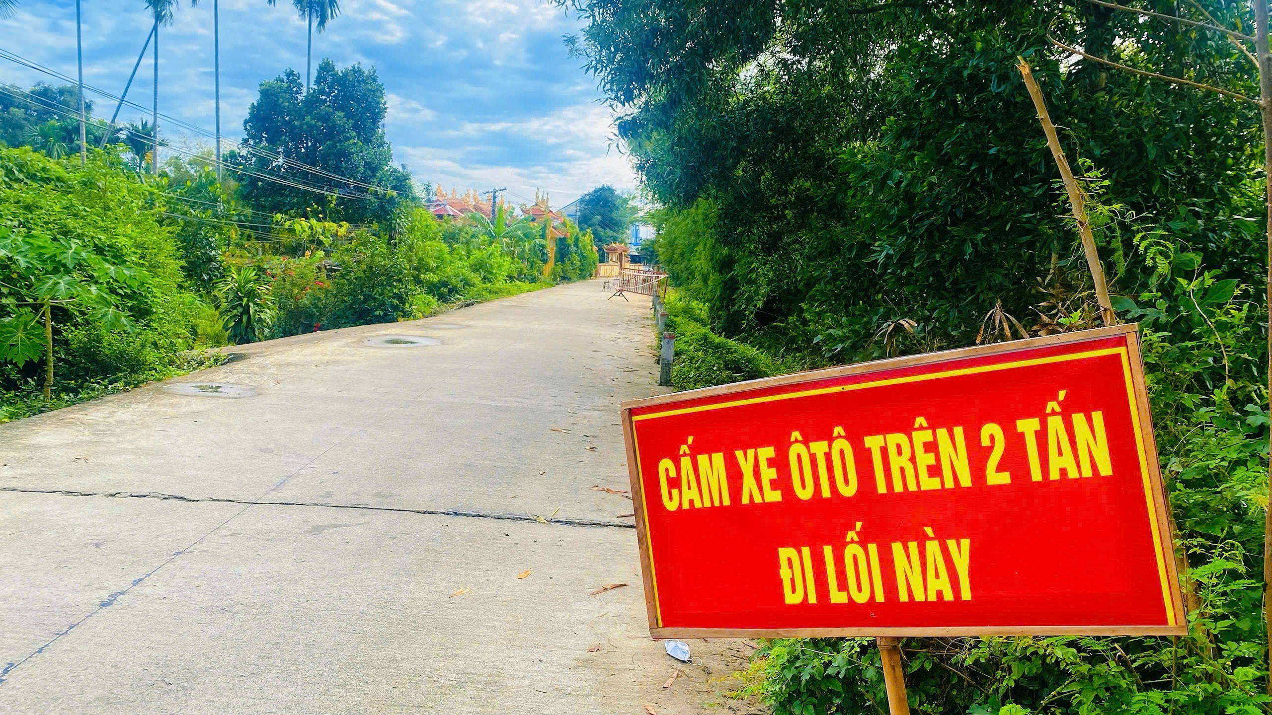 Hàng trăm mét đường ven sông sạt lở, người dân Huế bất an trước mùa mưa lũ - Ảnh 2.