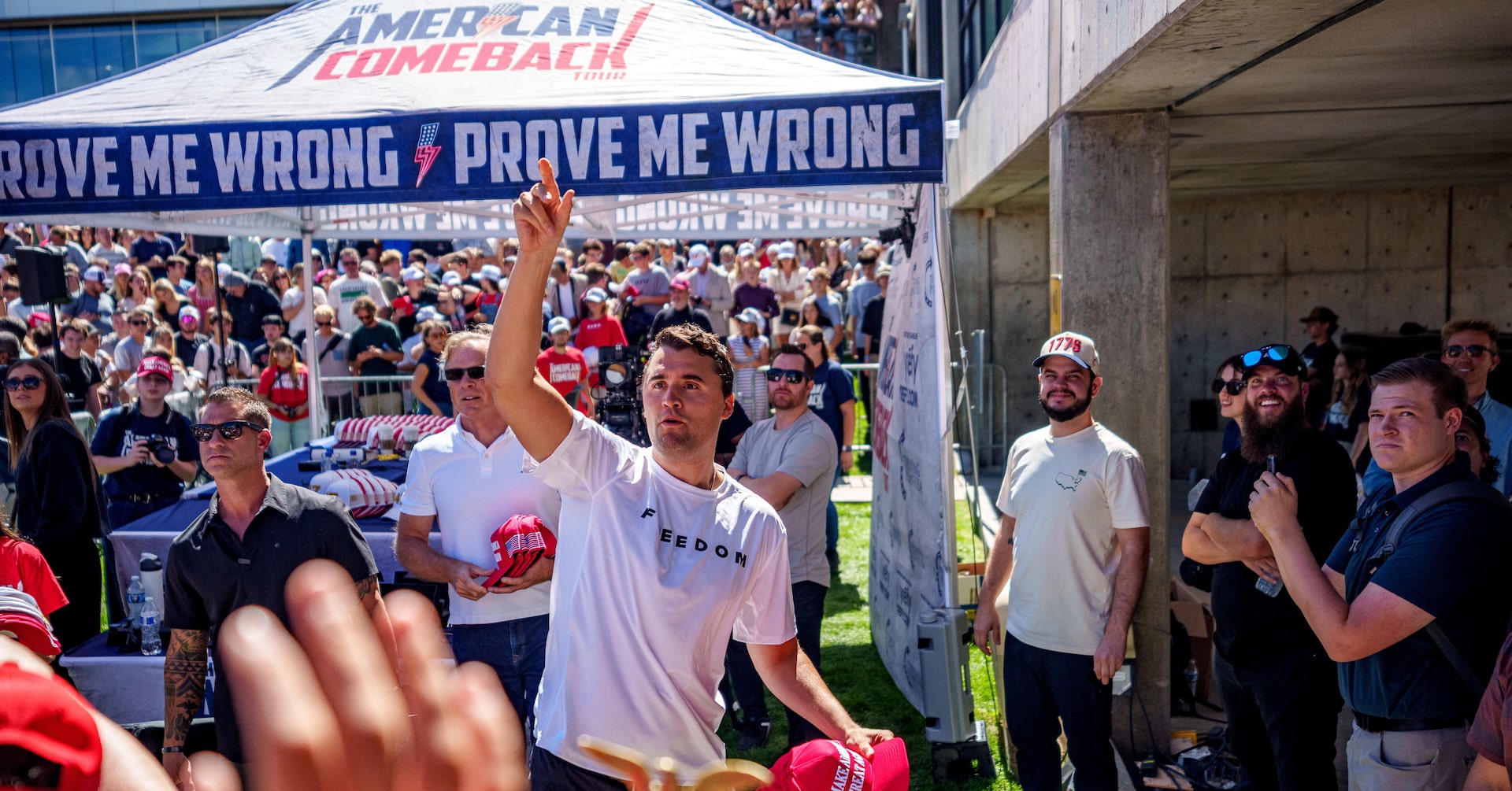 Conservative influencer Charlie Kirk shot dead, manhunt on for suspect- Ảnh 1.