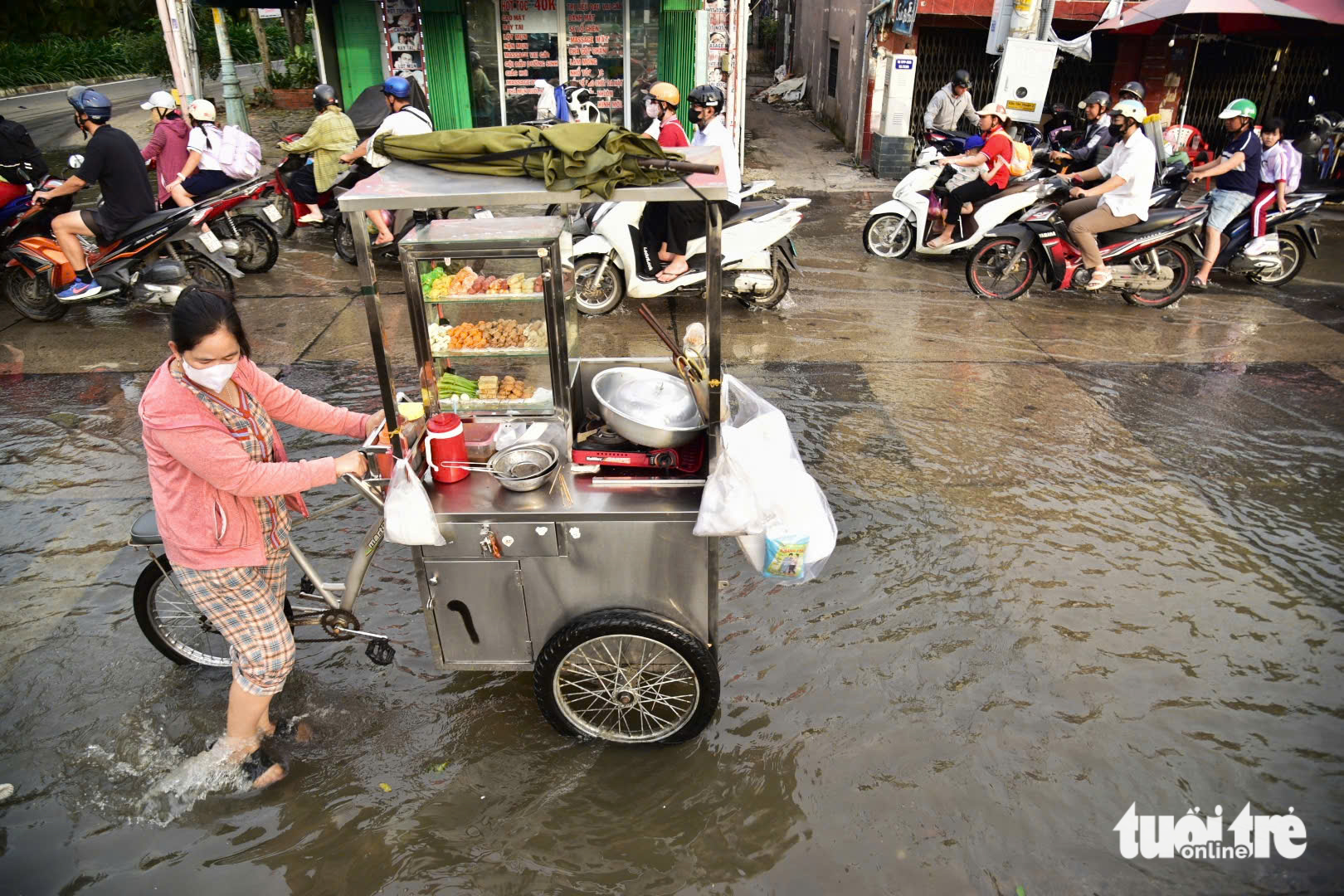 Ho Chi Minh City residents wade through flooded streets at rush hour as high tide hits again- Ảnh 3.