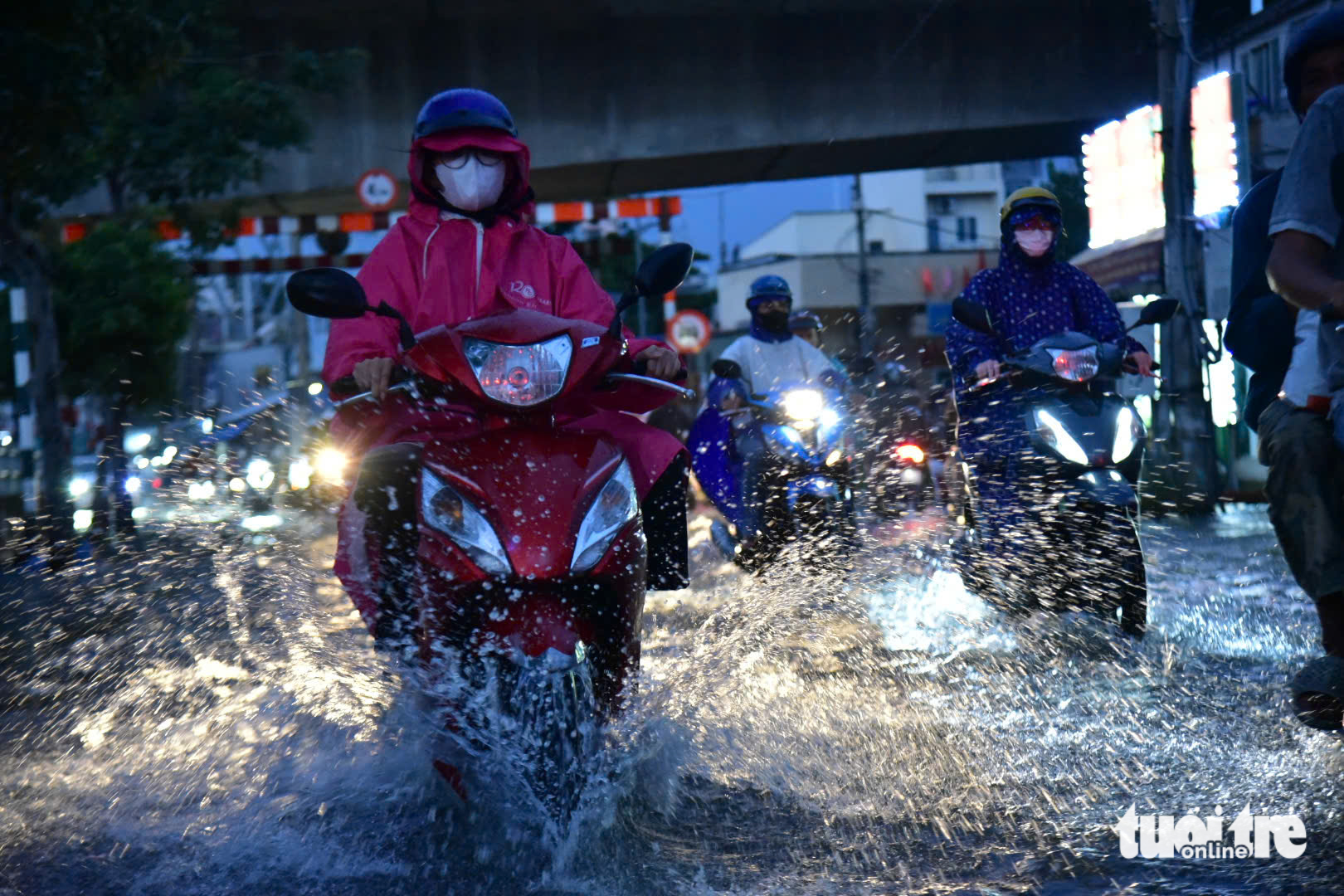 Ho Chi Minh City residents wade through flooded streets at rush hour as high tide hits again- Ảnh 9.