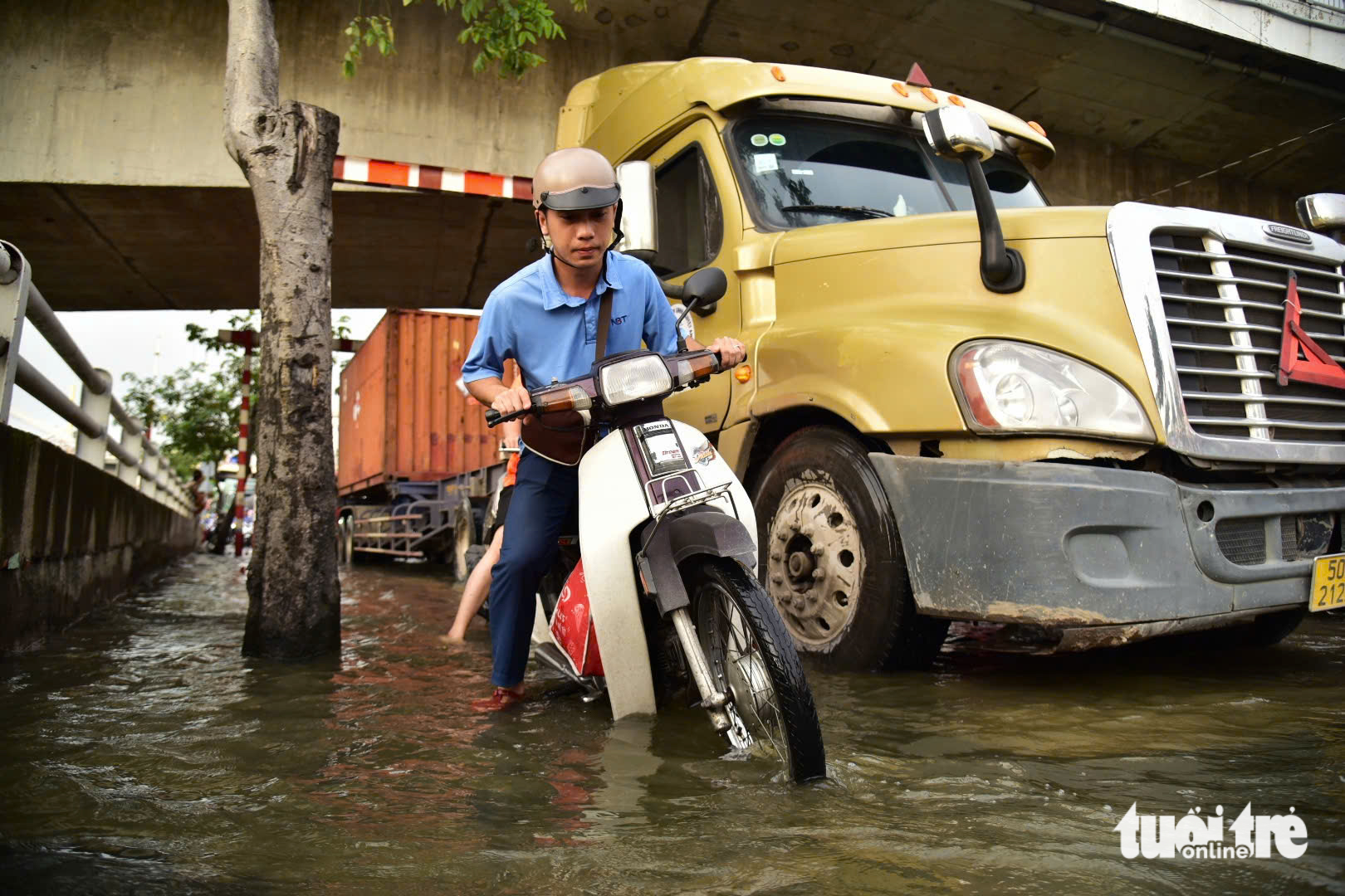Ho Chi Minh City residents wade through flooded streets at rush hour as high tide hits again- Ảnh 1.