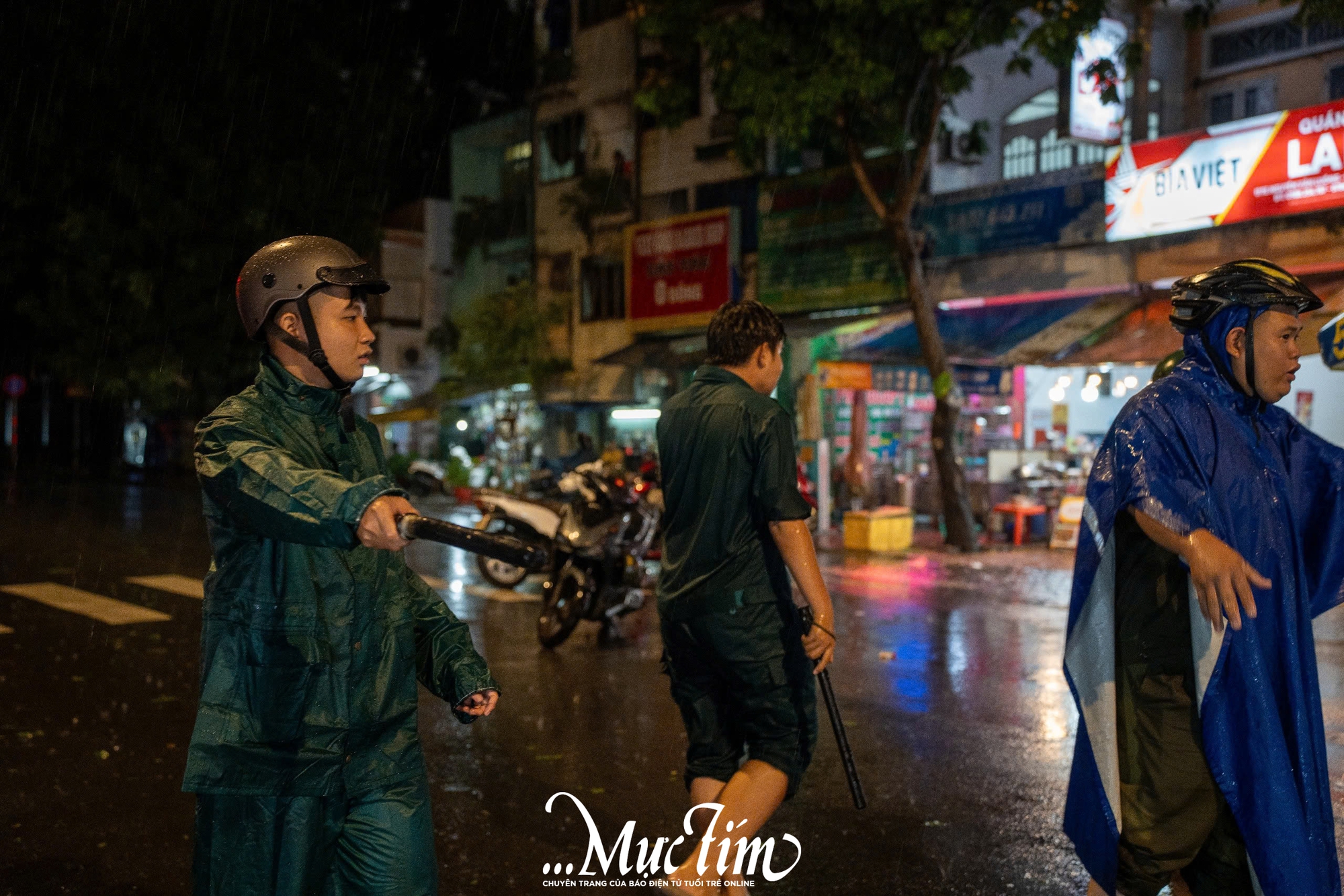 TP.HCM mưa lớn chiều 11-9, cây cối ngã đổ, đường sá ngập nặng- Ảnh 5.