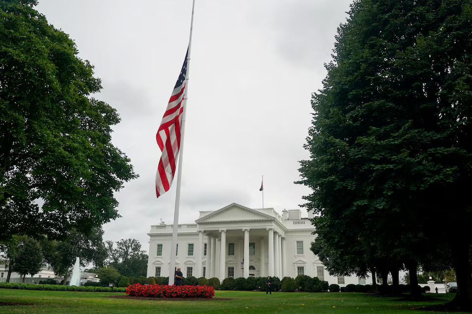 Conservative influencer Charlie Kirk shot dead, manhunt on for suspect- Ảnh 6.