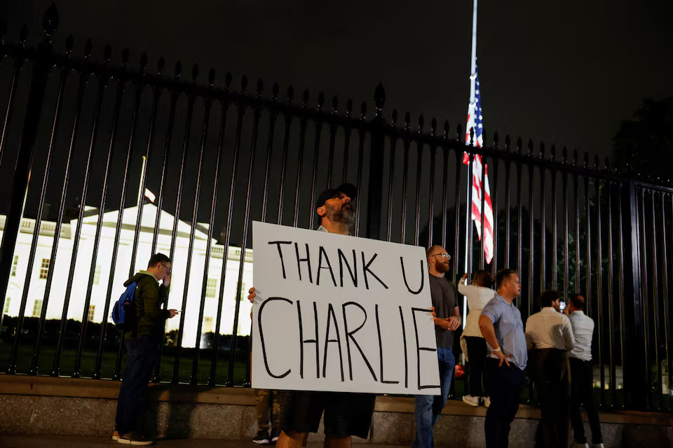 Conservative influencer Charlie Kirk shot dead, manhunt on for suspect- Ảnh 7.