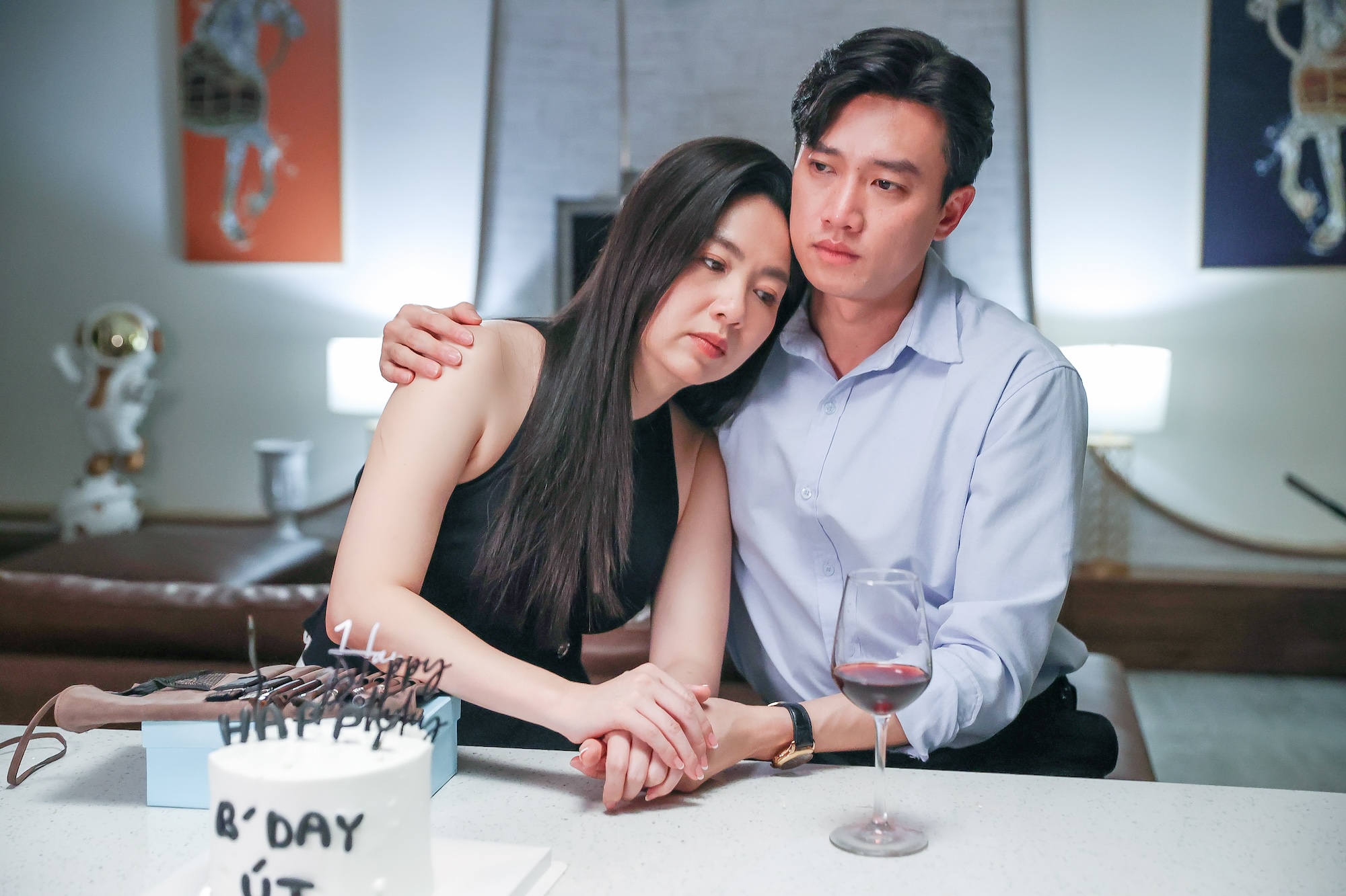 Lê Khánh đóng cặp 'hồng hài nhi' Quốc Trường, ông xã Tuấn Khải giả vờ ghen - Ảnh 1.