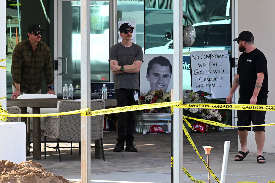 Conservative influencer Charlie Kirk shot dead, manhunt on for suspect- Ảnh 8.