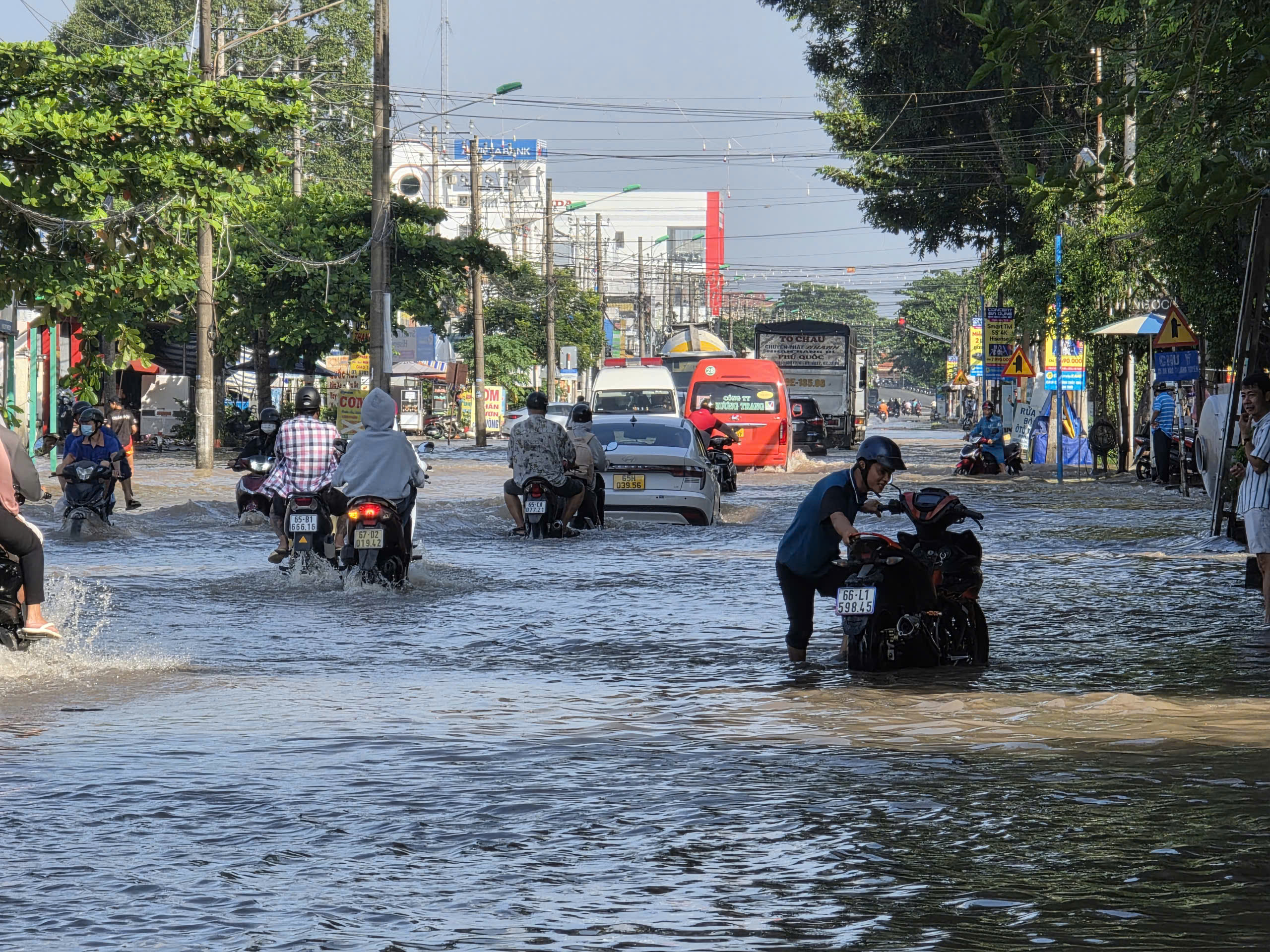 Bến Ninh Kiều thành 'sông' trong triều cường - Ảnh 2.