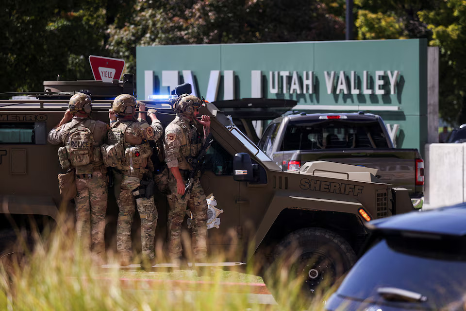 Conservative influencer Charlie Kirk shot dead, manhunt on for suspect- Ảnh 10.