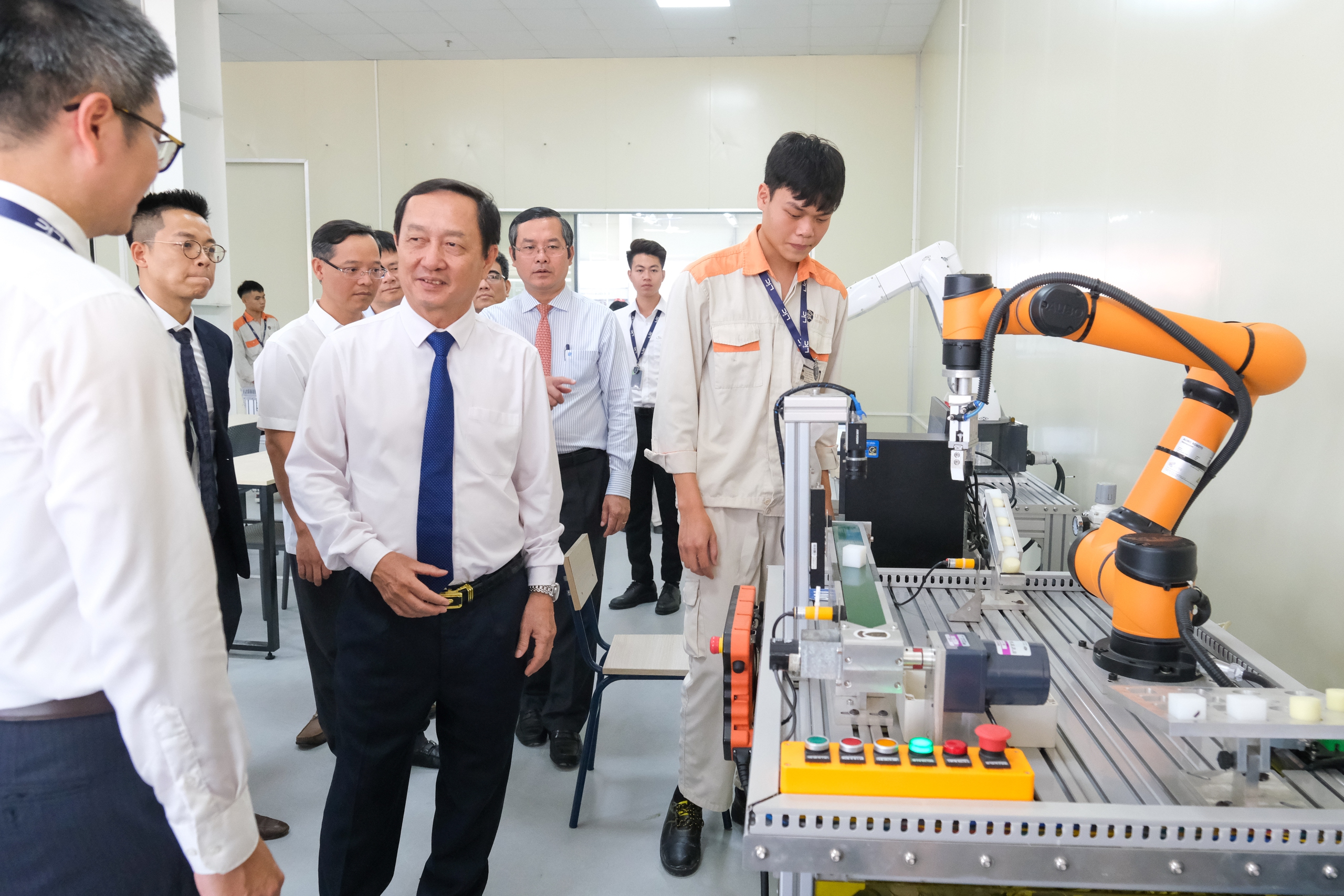 Nâng chất giáo dục nghề nghiệp, từ 'xin phép' đến tự chủ - Ảnh 3. nghề nghiệp - Ảnh 3.