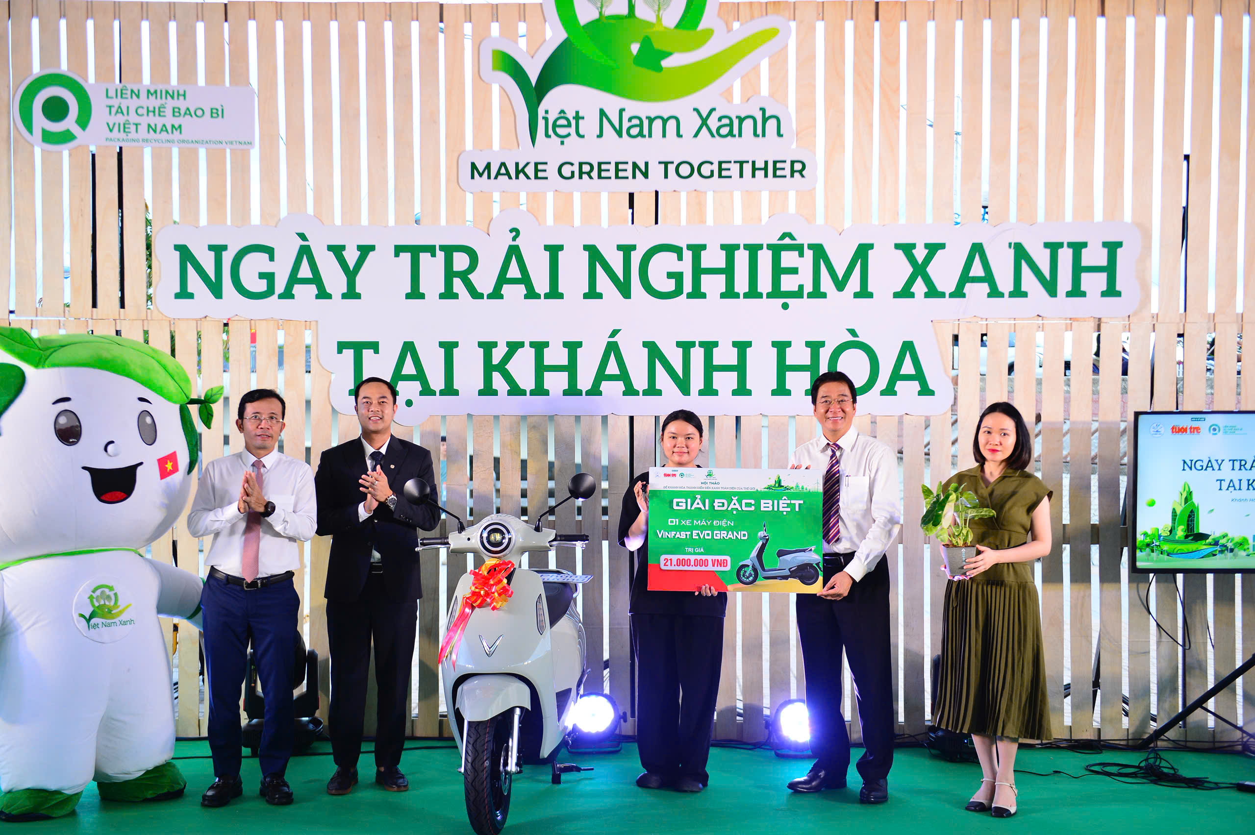 סטודנטית מאוניברסיטת נה טראנג זוכה במכונית החשמלית Vinfast ביום החוויה הירוקה - תמונה 1. Vinfast - Ảnh 1.