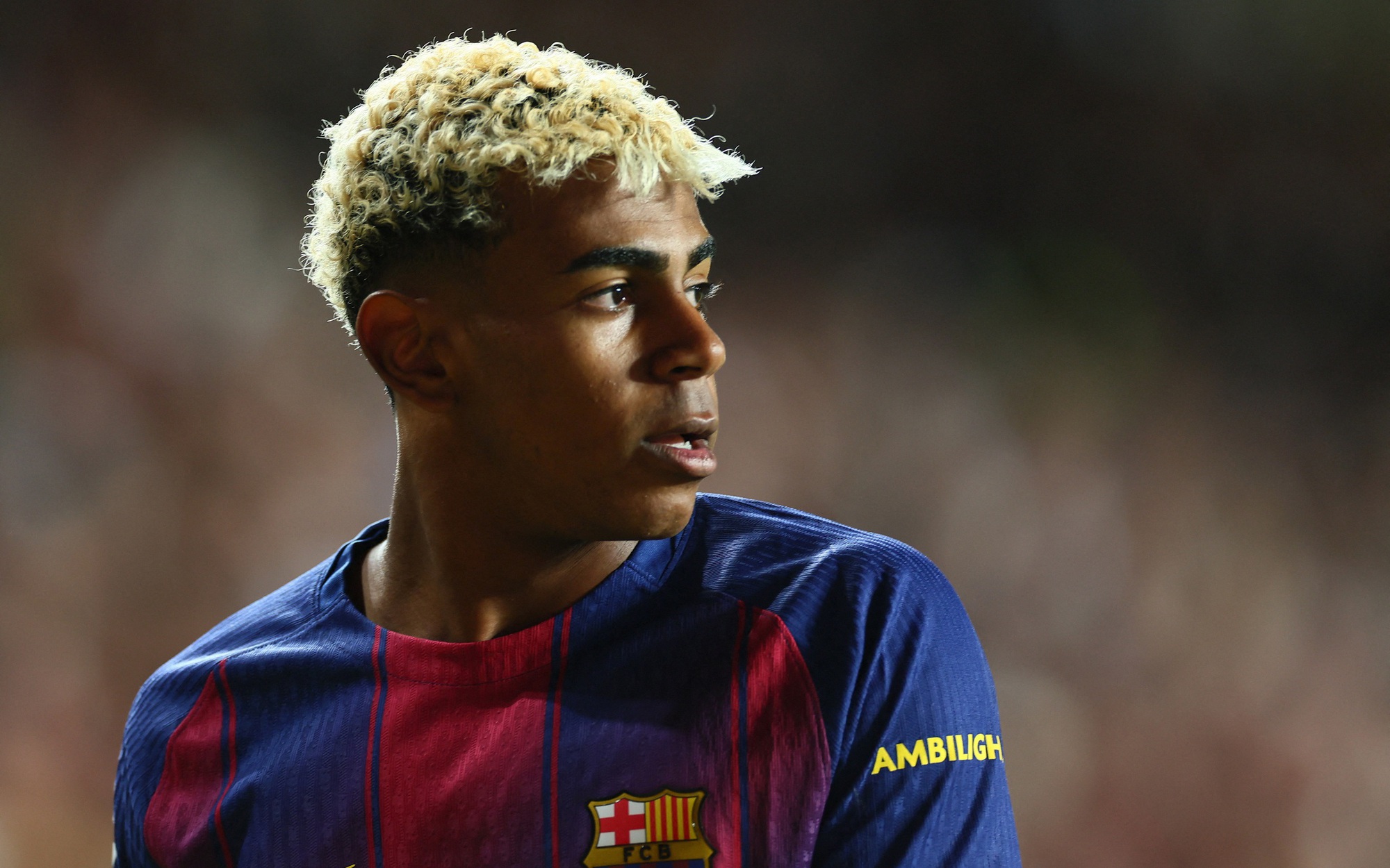 Lamine Yamal mặc áo Messi nhảy múa ‘xin vía’ trước gala Quả bóng vàng - Ảnh 1.