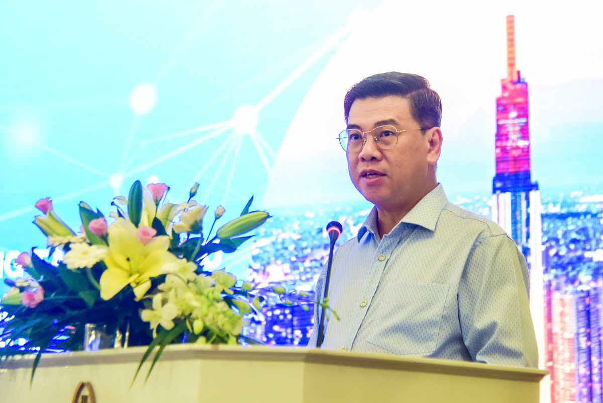 Để ngành dịch vụ bứt phá, TP.HCM cần học hỏi Singapore, Thượng Hải - Ảnh 1.
