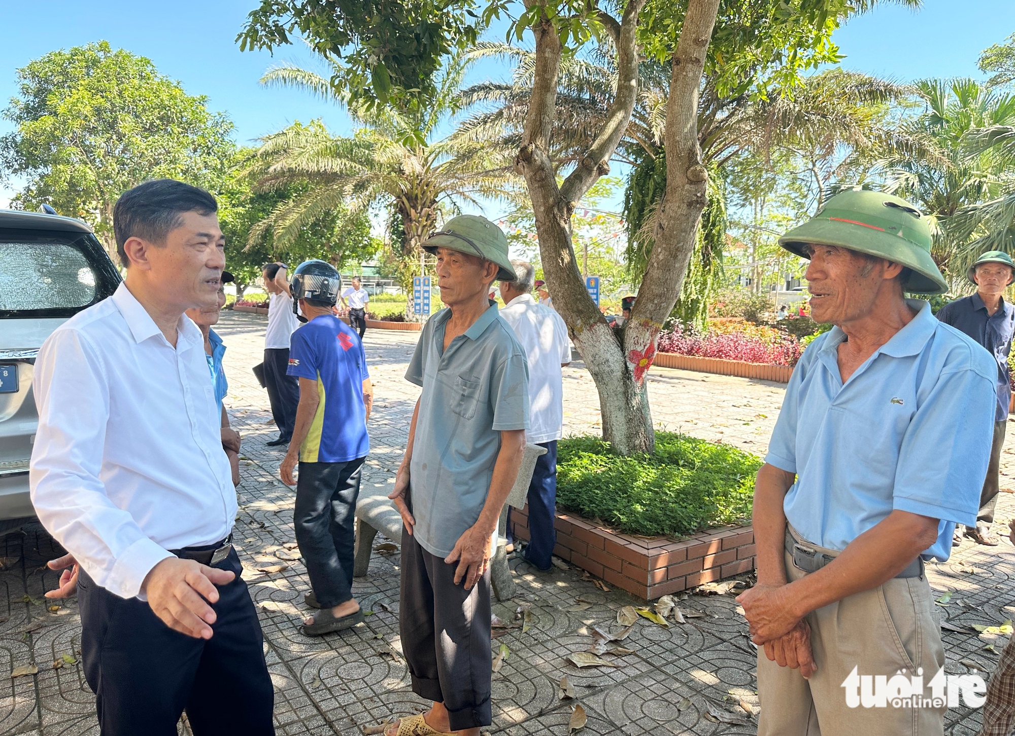 Học sinh tới lớp sau khi phụ huynh phản đối sáp nhập trường - Ảnh 3.