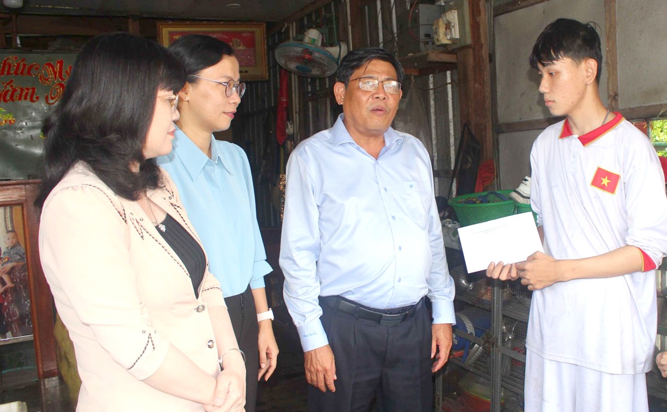 Mưa dông làm sập và tốc mái 38 căn nhà tại An Giang - Ảnh 1.
