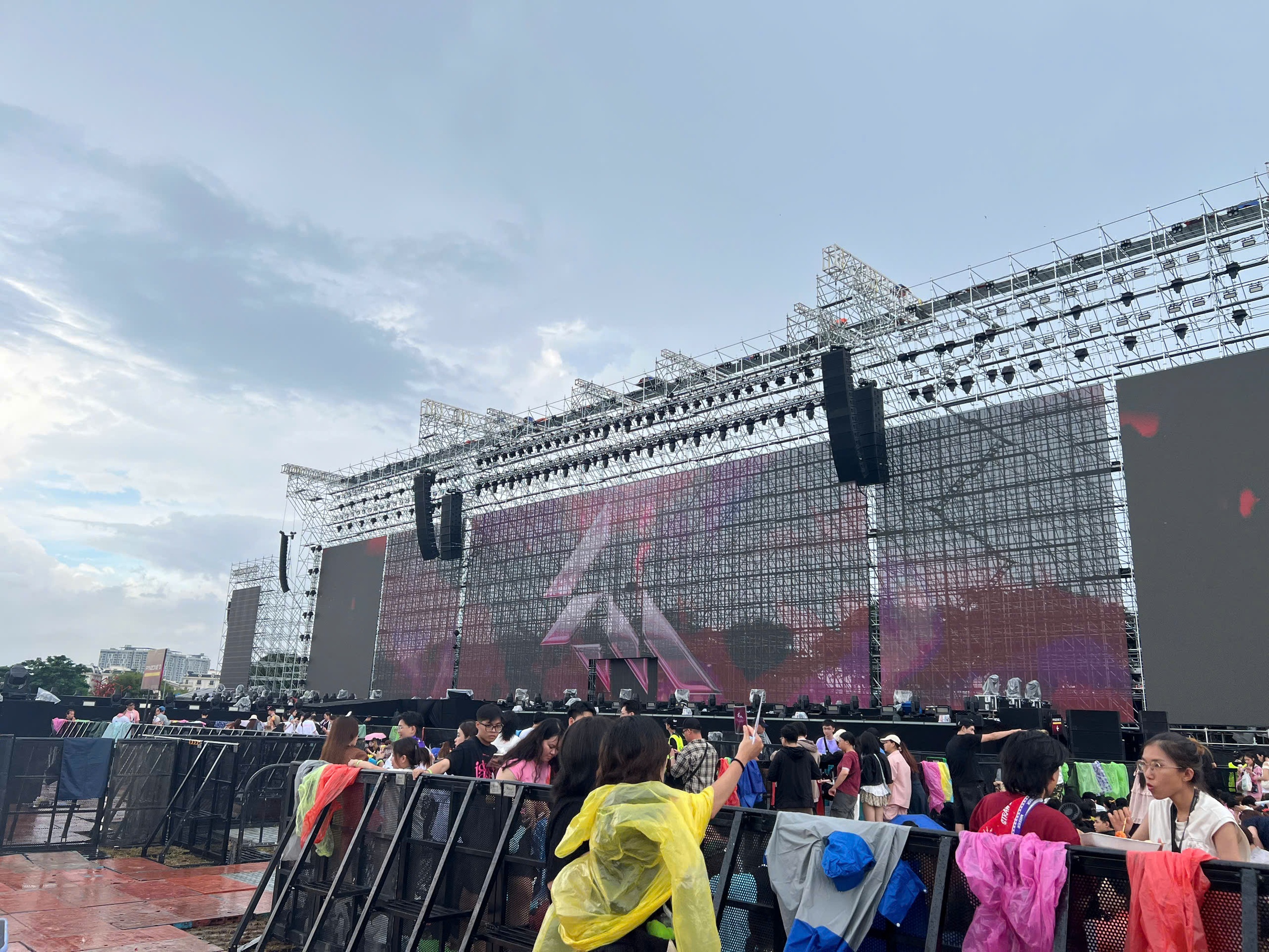 Khán giả thích thú check-in trước thềm concert Em xinh say hi - Ảnh 10.