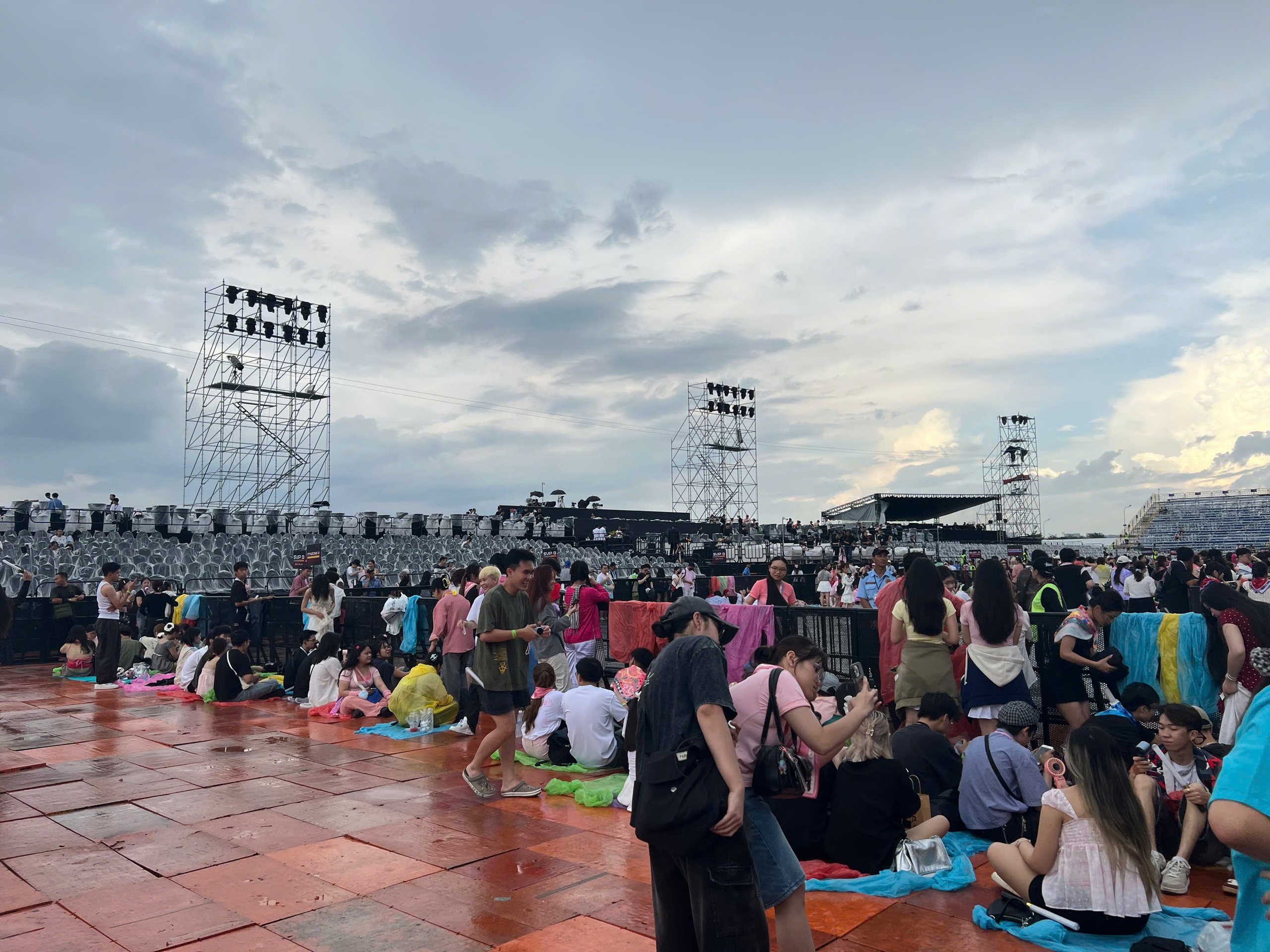 Khán giả thích thú check-in trước thềm concert Em xinh say hi - Ảnh 8.