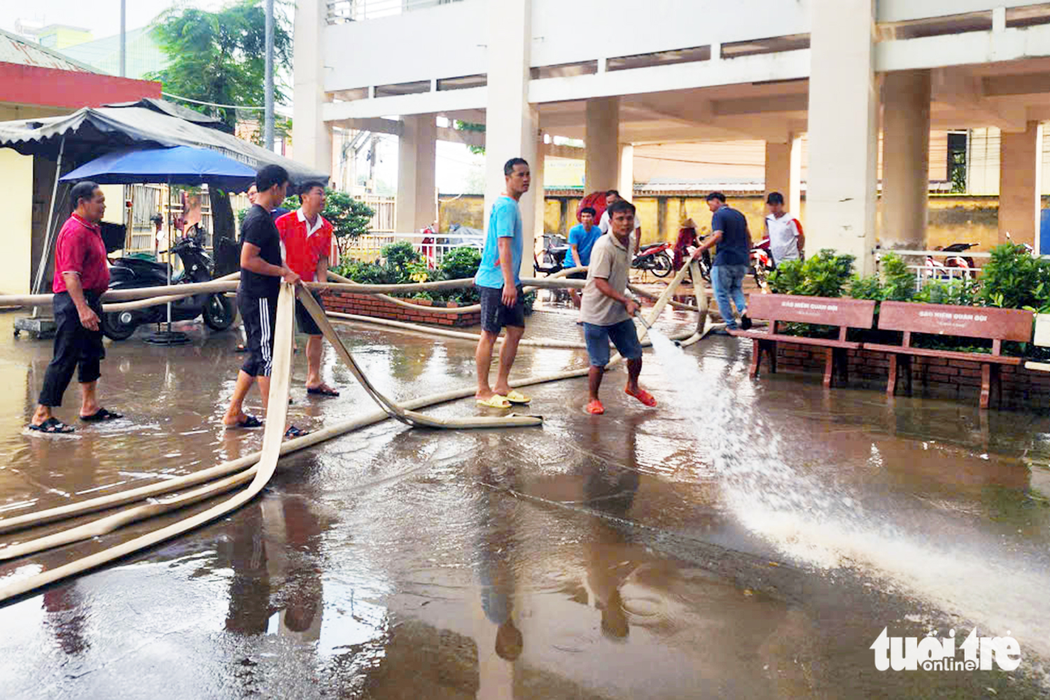 Lũ sông Buông tràn vào trường, hơn 1.300 học sinh ở Đồng Nai nghỉ học - Ảnh 2.