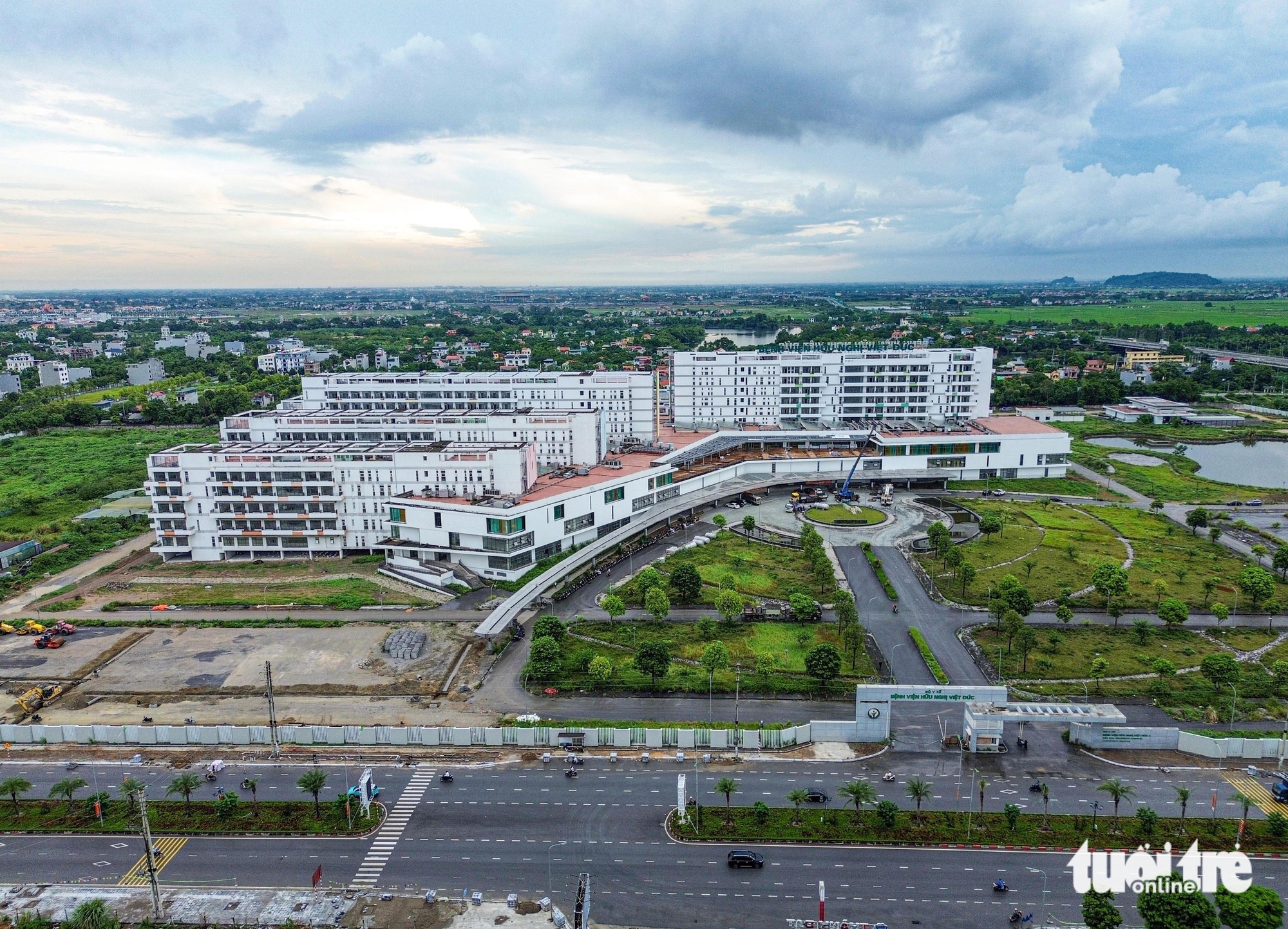 Quang cảnh hai bệnh viện Bạch Mai, Việt Đức cơ sở 2 trước ngày 'hẹn' đi vào hoạt động - Ảnh 3.