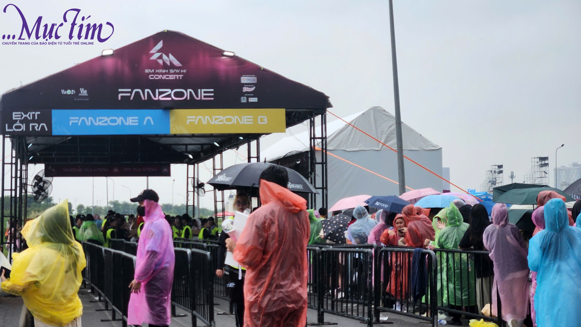 Khán giả thích thú check-in trước thềm concert Em xinh say hi - Ảnh 2.