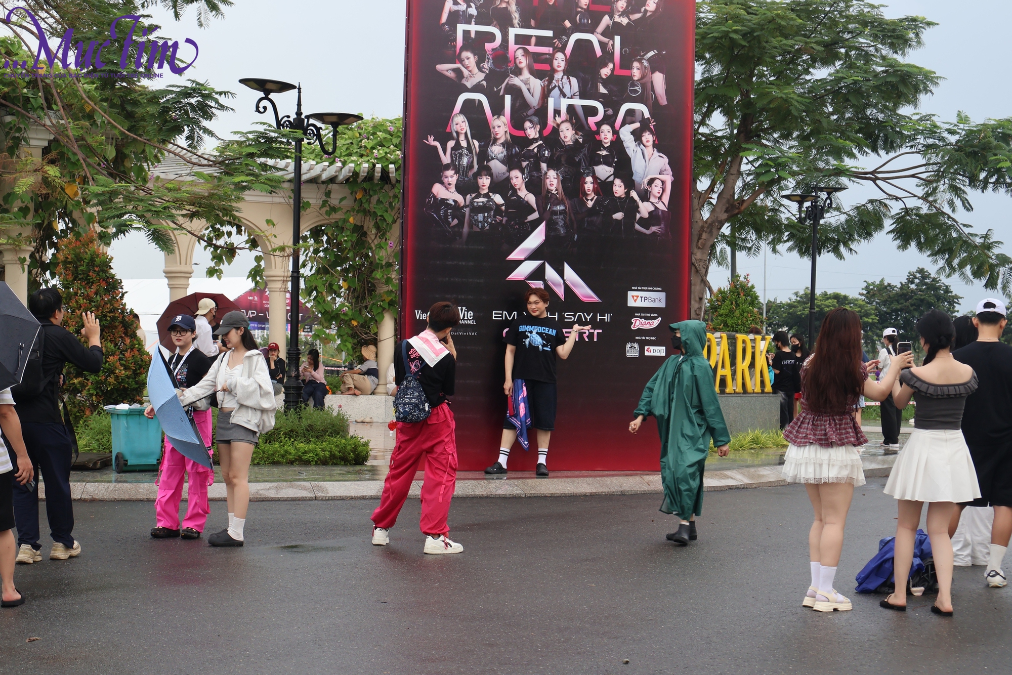 Khán giả thích thú check-in trước thềm concert Em xinh say hi - Ảnh 1.