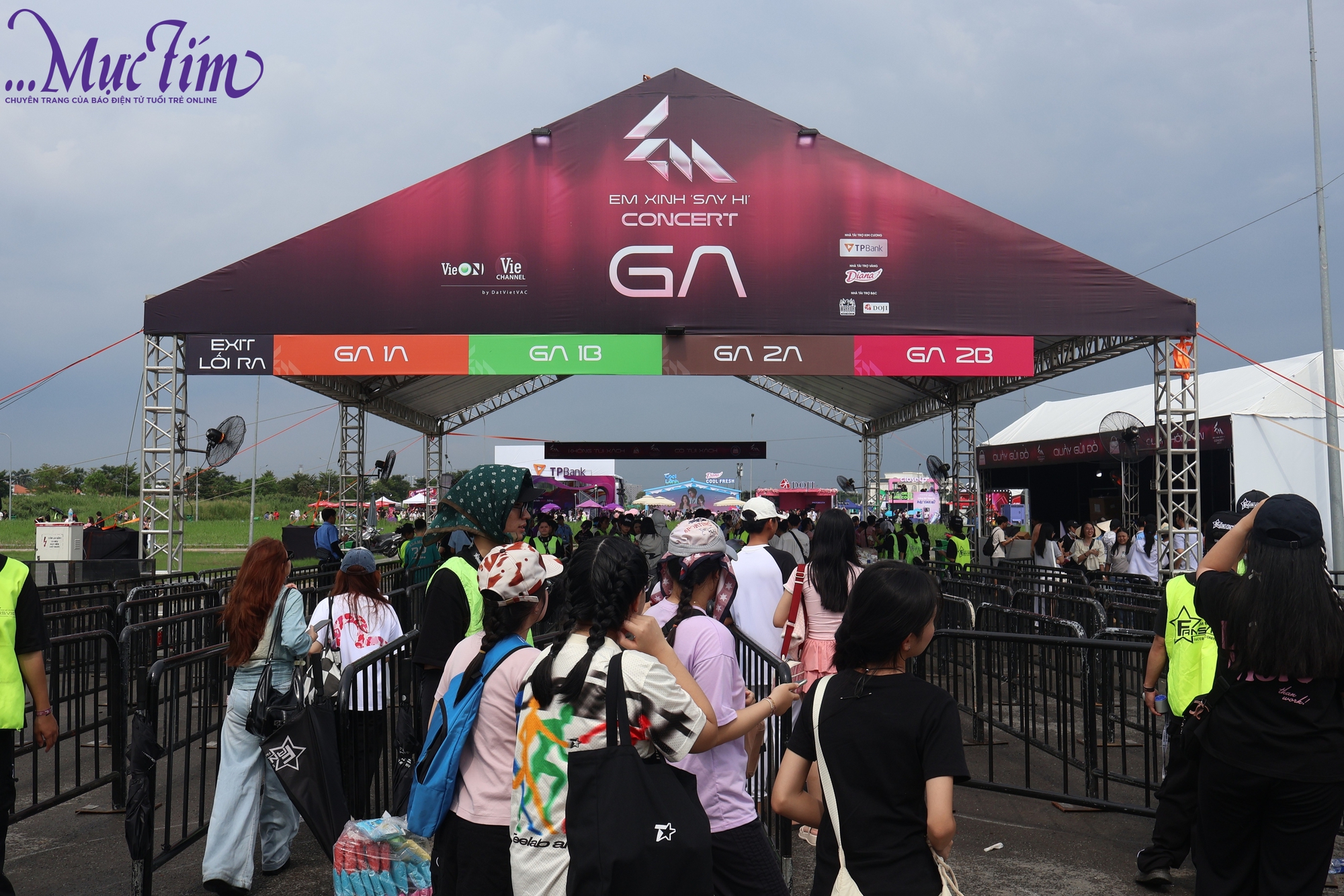 Khán giả thích thú check-in trước thềm concert Em xinh say hi - Ảnh 4.