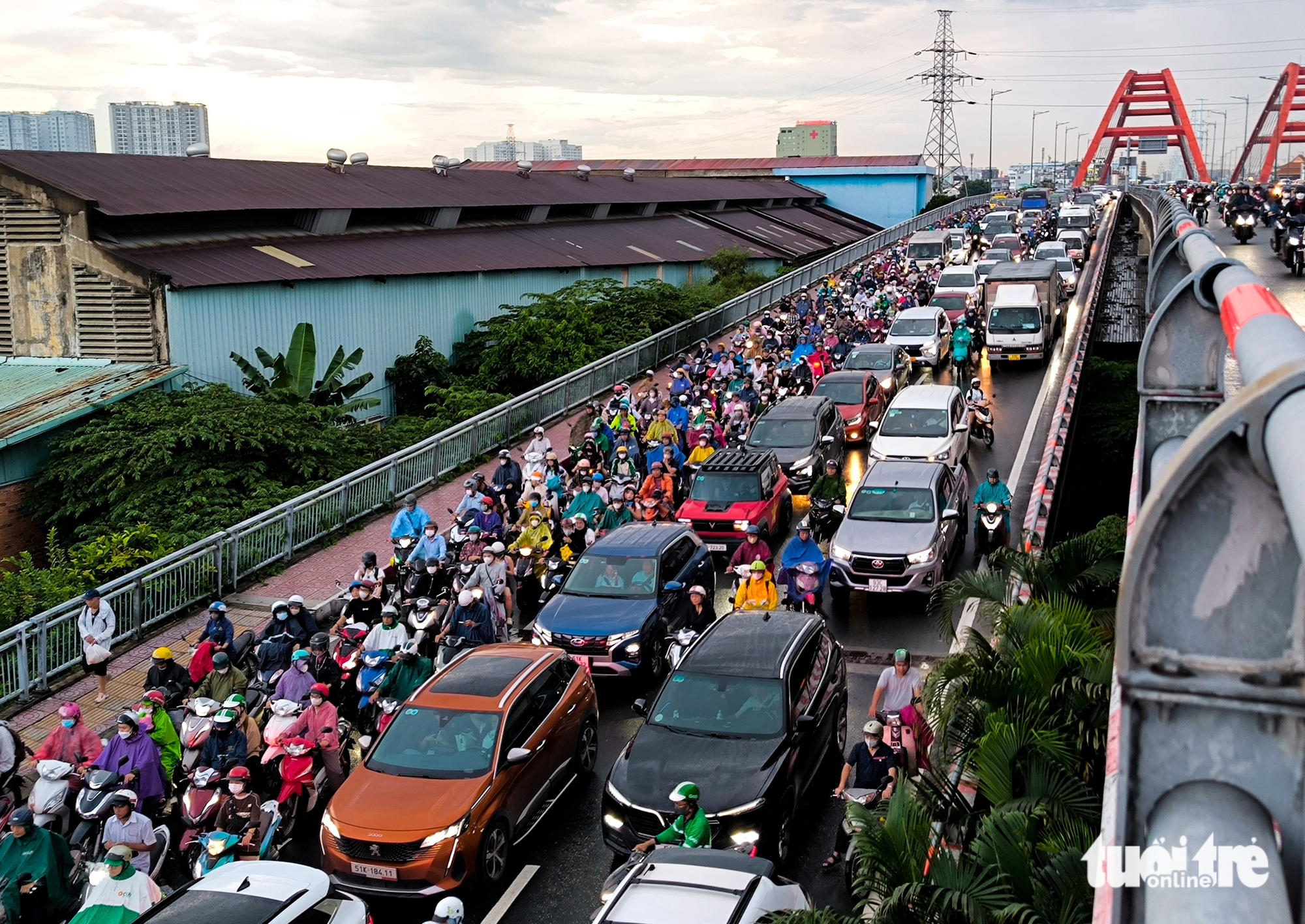 Cầu Bình Lợi ‘nghẹt thở’ trong biển xe chiều cuối tuần - Ảnh 7.