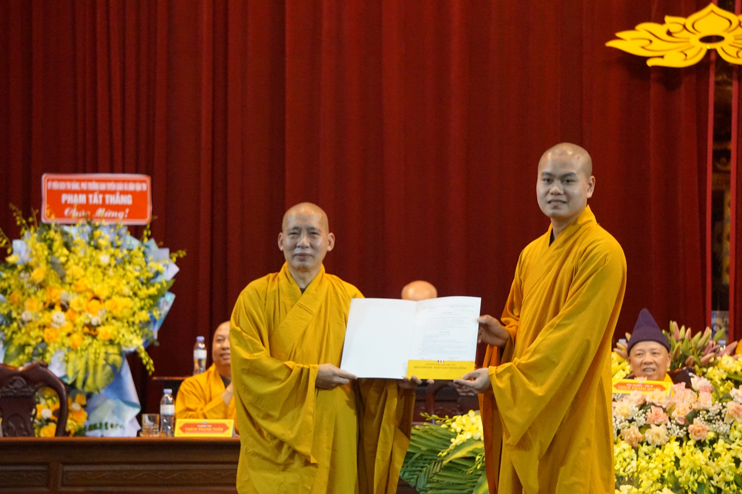 Η Βουδιστική Ακαδημία του Βιετνάμ στο Ανόι απένειμε το δεύτερο διδακτορικό στις Βουδιστικές σπουδές - Φωτογραφία 2. Học viện Phật giáo Việt Nam tại Hà Nội trao bằng tiến sĩ Phật học thứ hai - Ảnh 4.