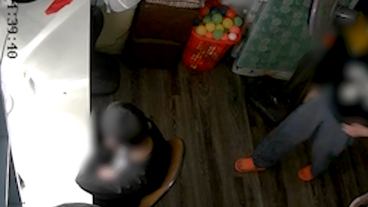 CDC Hà Nội khóa bình luận fanpage vì nữ nhân viên liên quan vụ 'mẹ kế bạo hành con chồng' - Ảnh 1.