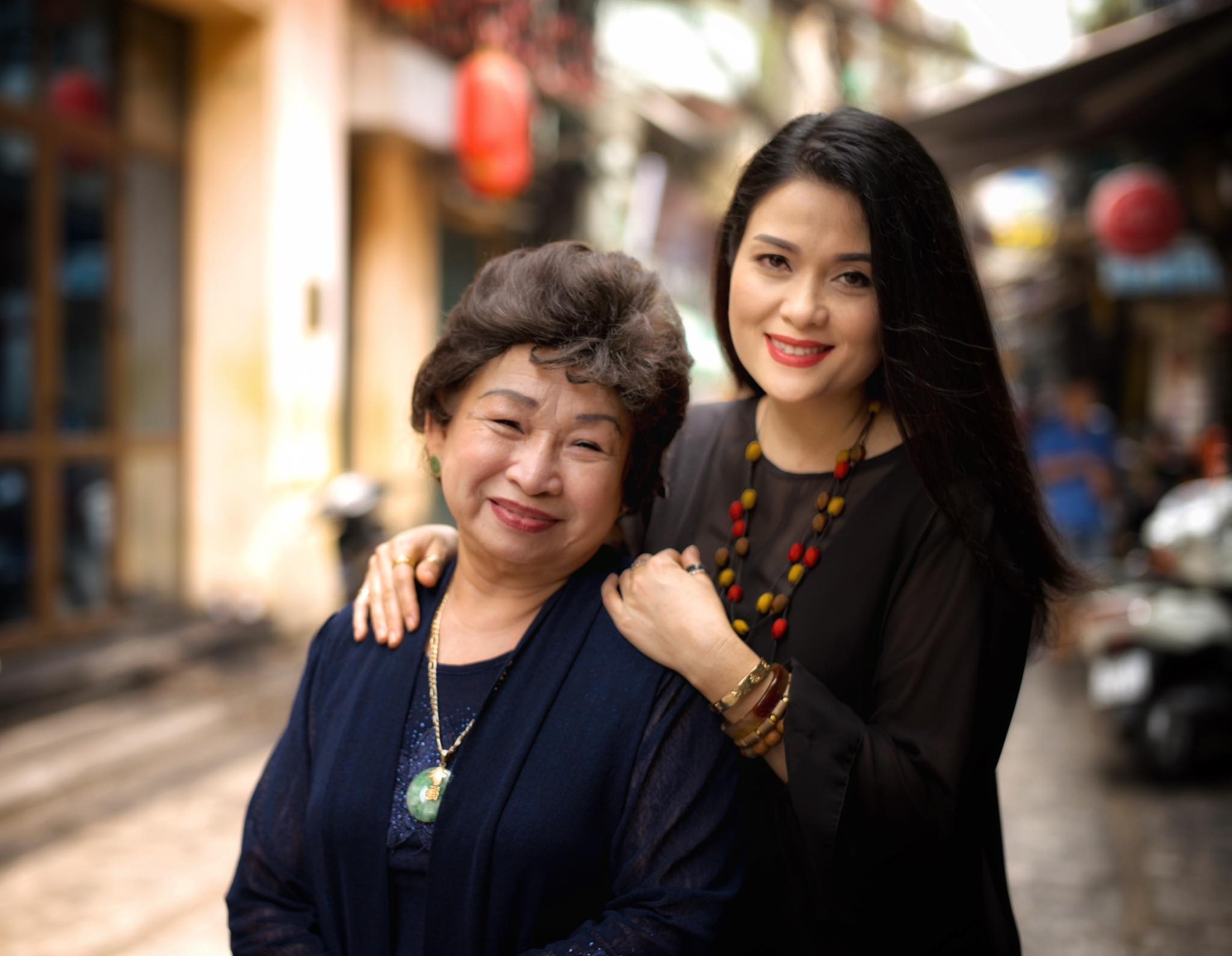 Umělec Tran Manh Tuan truchlil nad náhlou smrtí své matky a litoval nedokončené práce - Foto 2. Nghệ sĩ Trần Mạnh Tuấn đau buồn vì mẹ mất đột ngột, tiếc nuối một điều dang dở - Ảnh 2.