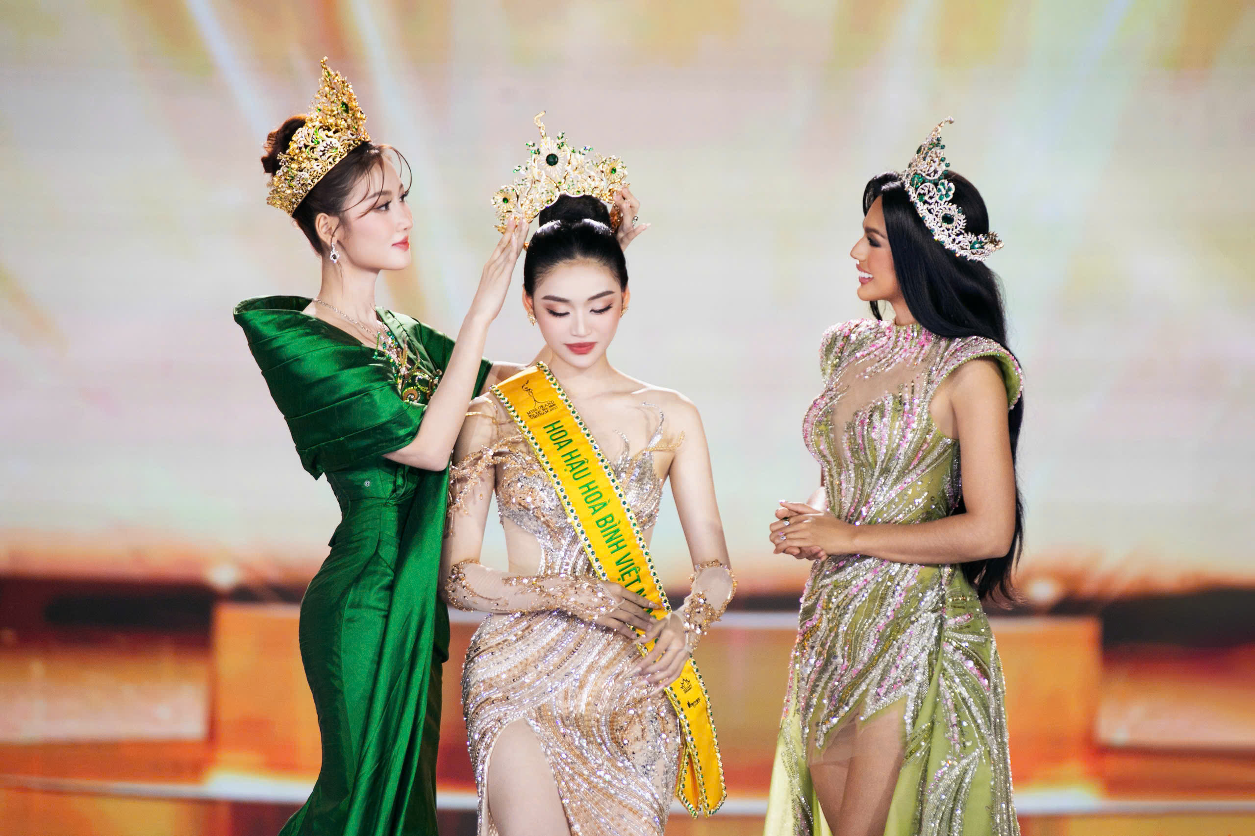 Ban tổ chức nói gì trước nghi vấn top 5 Miss Grand Vietnam 2025 biết trước câu hỏi ứng xử? - Ảnh 1. Nghi vấn top 5 Miss Grand Vietnam 2025 biết trước câu hỏi ứng xử - Ảnh 1.