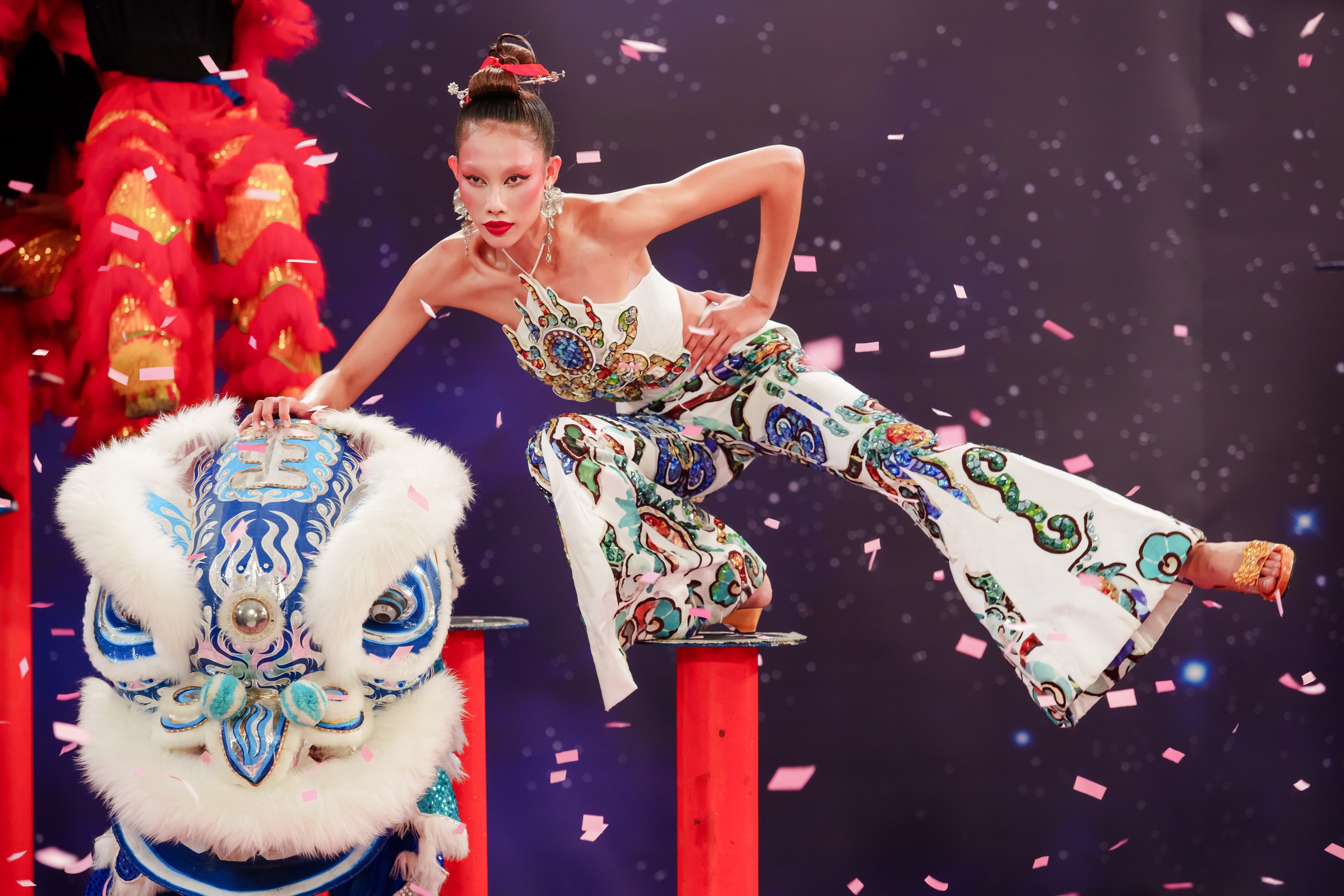 Top 8 Vietnam's Next Top Model chụp hình trên cột mai hoa thung cao, Ái Băng xin rút - Ảnh 4. Vietnam's Next Top Model - Ảnh 4.