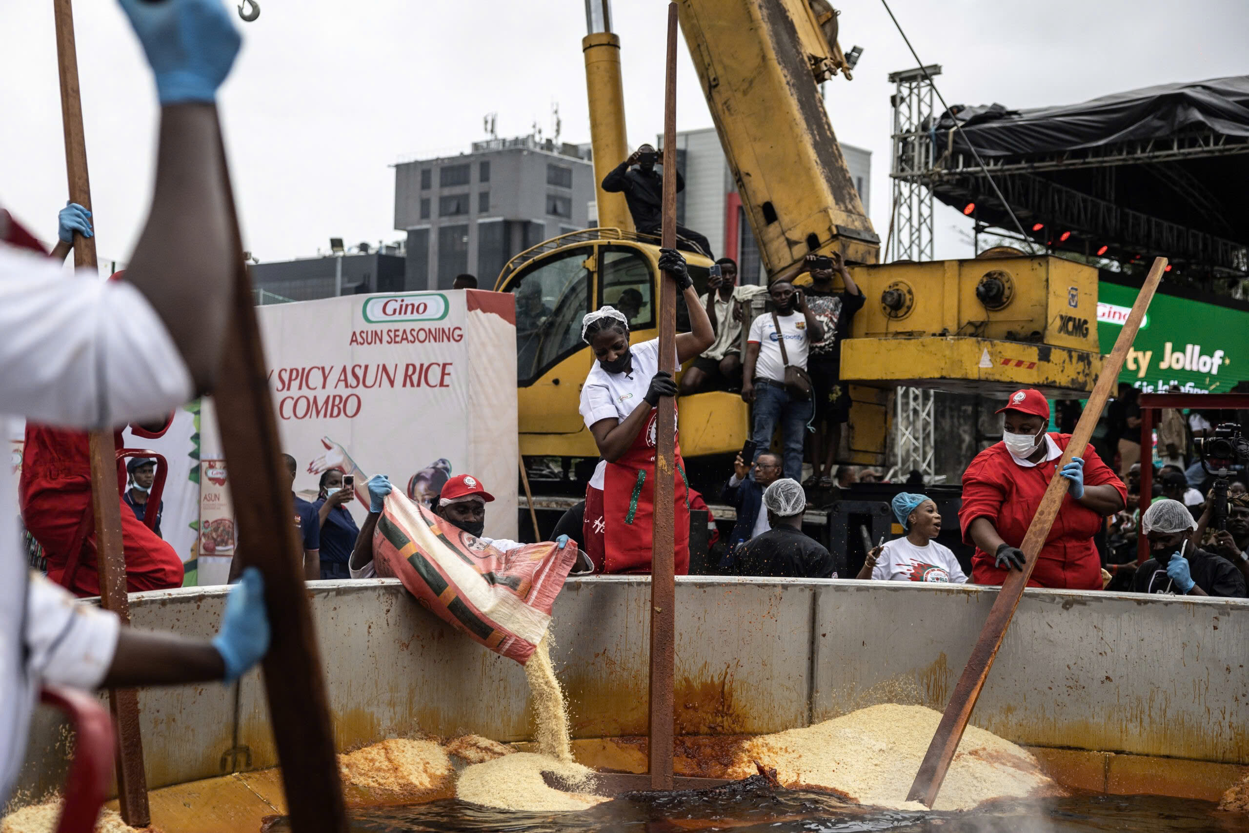 Nấu nồi cơm jollof siêu to để lập kỷ lục Guinness thế giới - Ảnh 4.