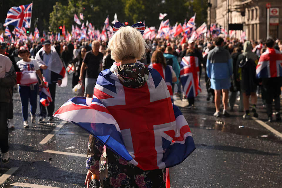 Police and protesters scuffle as 110,000 join anti-migrant London protest- Ảnh 9.
