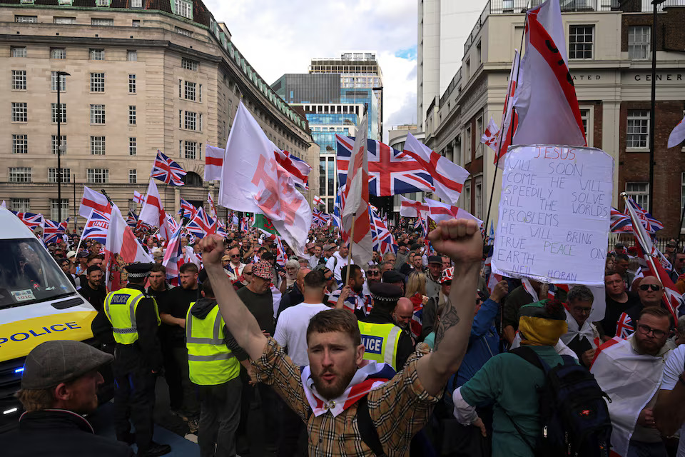 Police and protesters scuffle as 110,000 join anti-migrant London protest- Ảnh 8.
