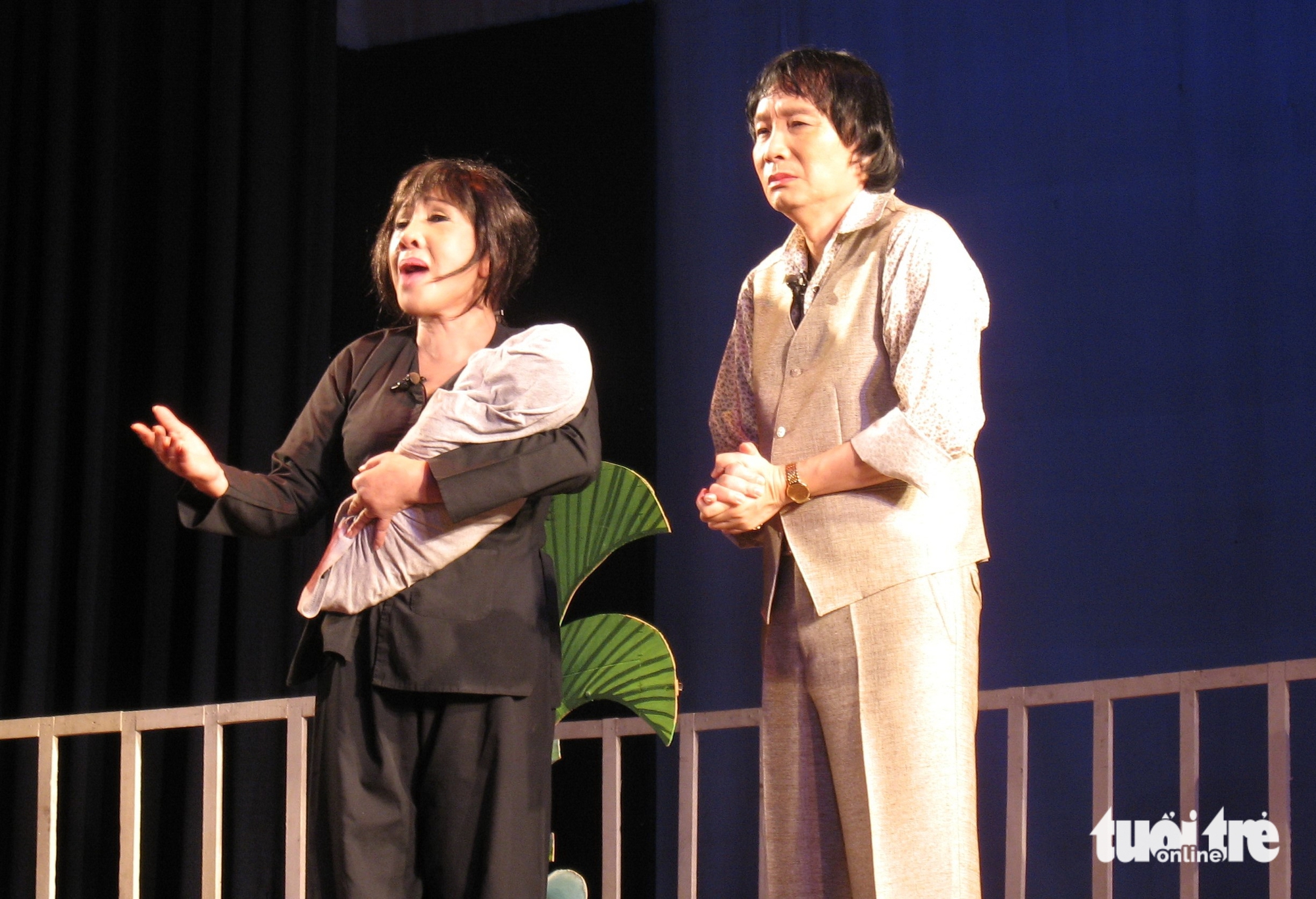 A artista popular Le Thuy está feliz por poder cantar a tempo da temporada de Vu Lan - Foto 3. Lệ Thủy - Ảnh 3.