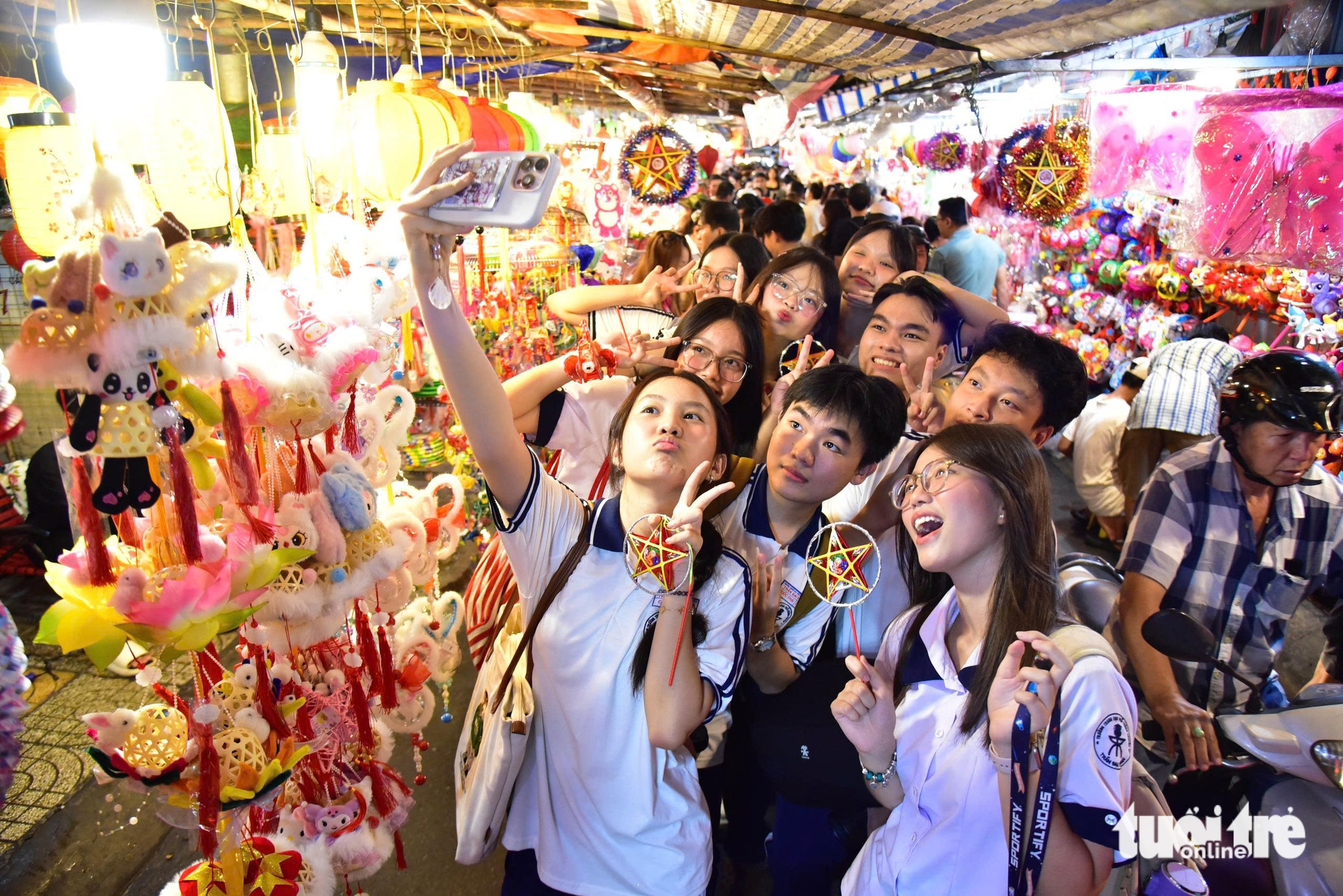 خیابان فانوس برای استقبال از جشنواره نیمه پاییز شلوغ است، جوانان و خانوادهها مشتاقانه در حال ورود هستند - عکس ۲. phố lồng đèn - Ảnh 2.