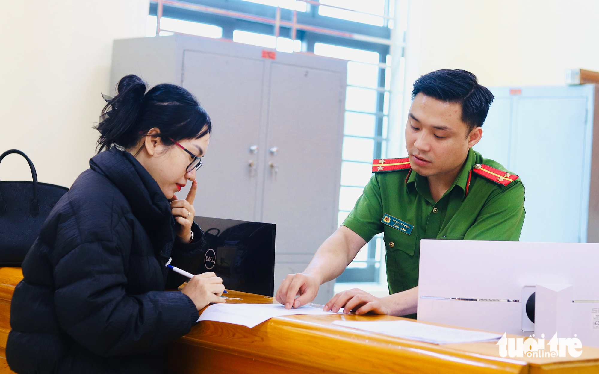 Thủ tướng: Tuyệt đối không được yêu cầu dân nộp, xuất trình giấy tờ đã tích hợp trên VNeID - Ảnh 1.