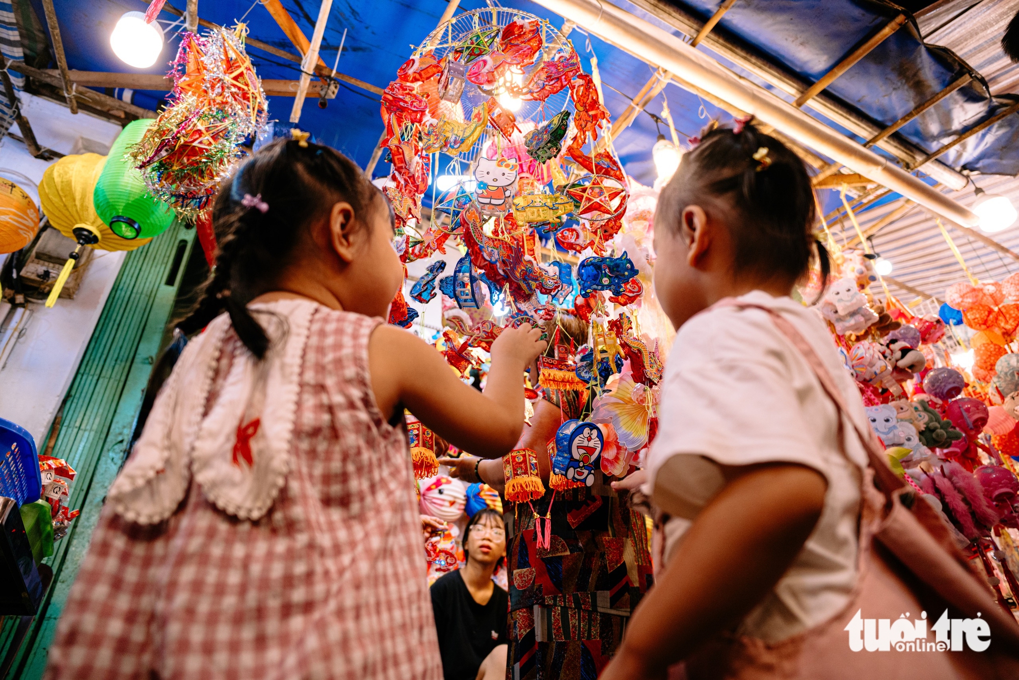 خیابان فانوس برای استقبال زودهنگام از جشنواره نیمه پاییز شلوغ است، جوانان و خانوادهها مشتاقانه در حال ورود هستند - عکس ۷. phố lồng đèn - Ảnh 6.