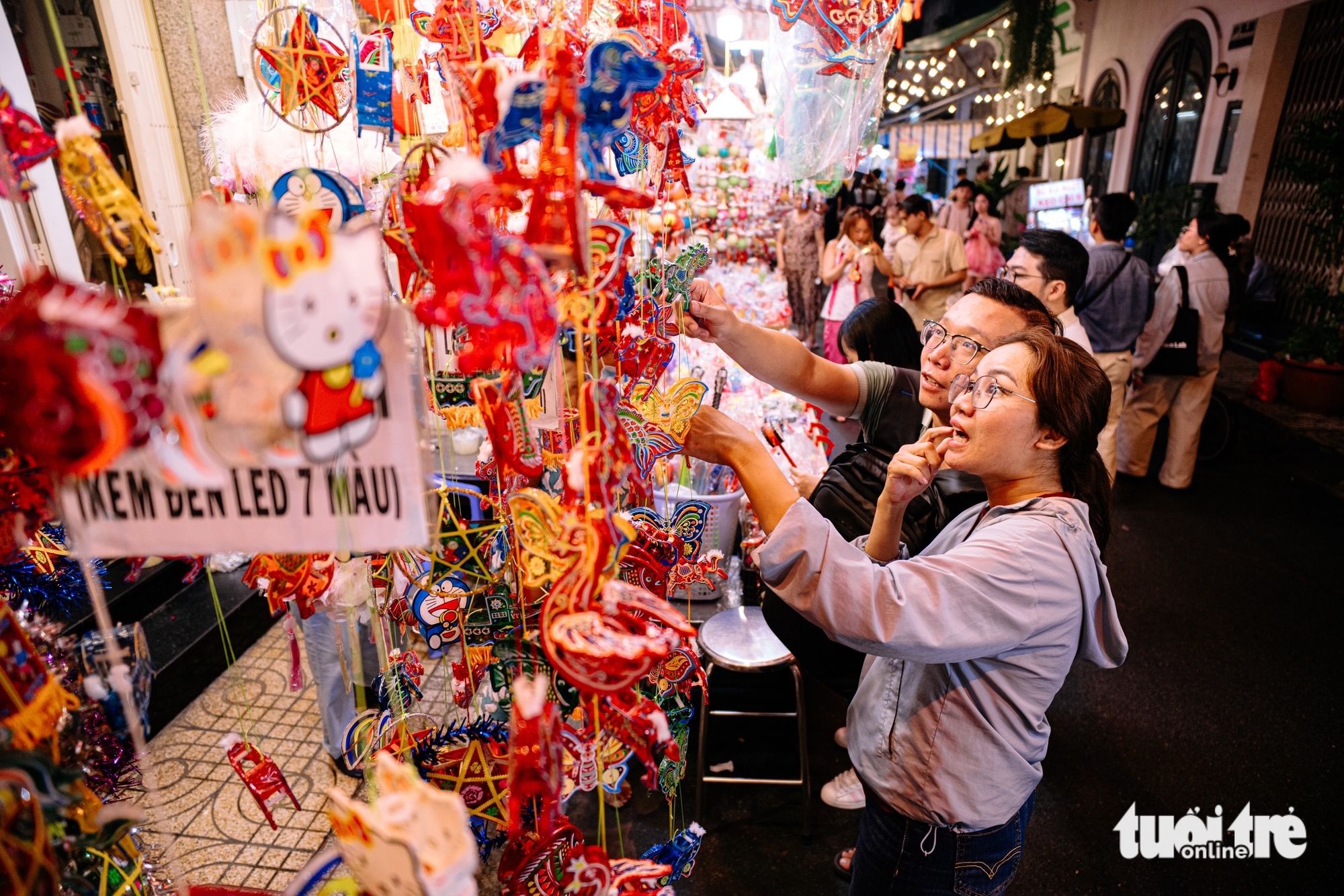 خیابان فانوس برای استقبال زودهنگام از جشنواره نیمه پاییز شلوغ است، جوانان و خانوادهها مشتاقانه در حال ورود هستند - عکس ۸. Phố lồng đèn rộn ràng đón Trung thu sớm, bạn trẻ và gia đình nô nức check-in - Ảnh 7.