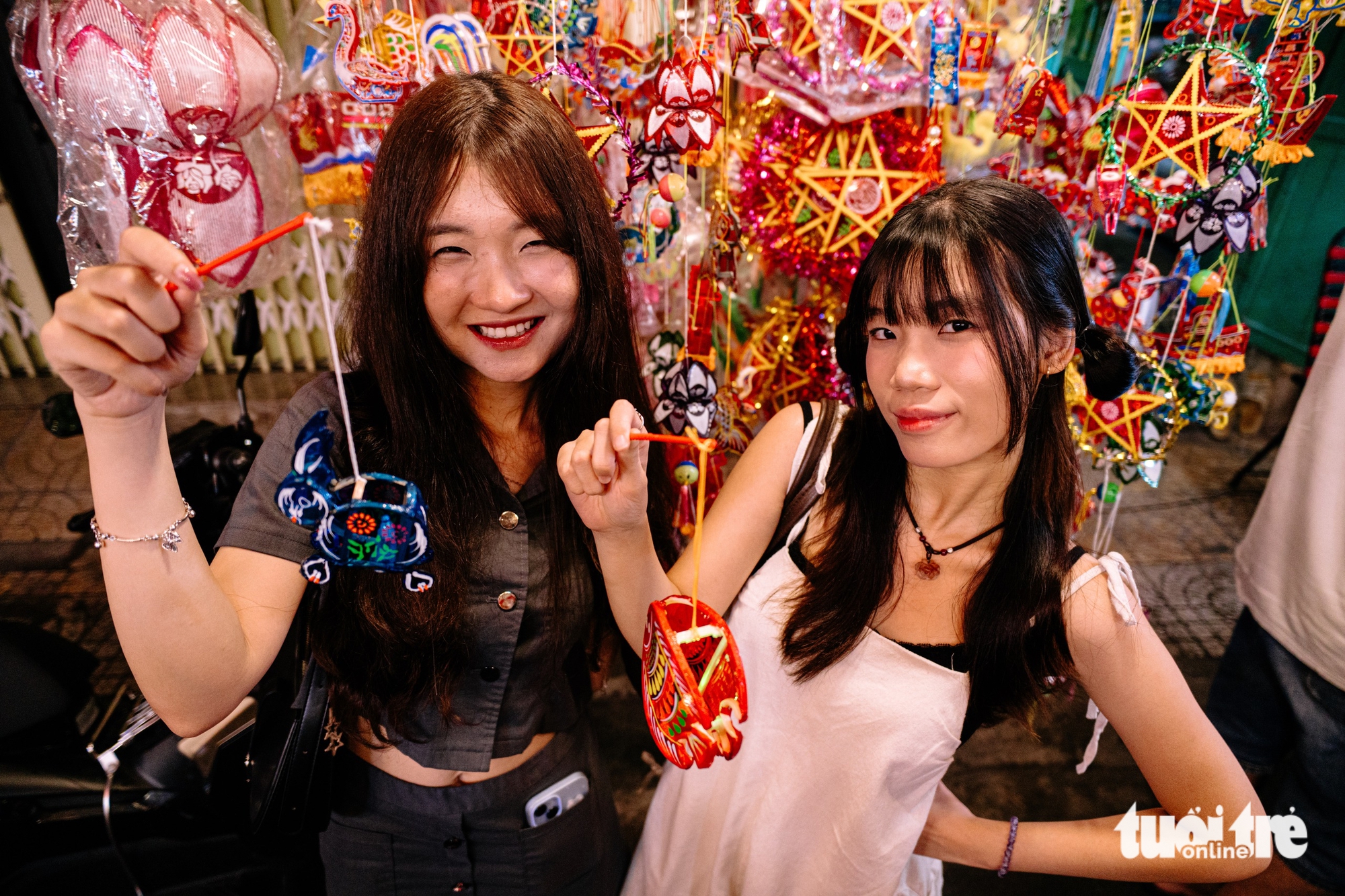 خیابان فانوس برای استقبال زودهنگام از جشنواره نیمه پاییز شلوغ است، جوانان و خانوادهها مشتاقانه در حال ورود هستند - عکس ۱۰. Phố lồng đèn rộn ràng đón Trung thu sớm, bạn trẻ và gia đình nô nức check-in - Ảnh 8.