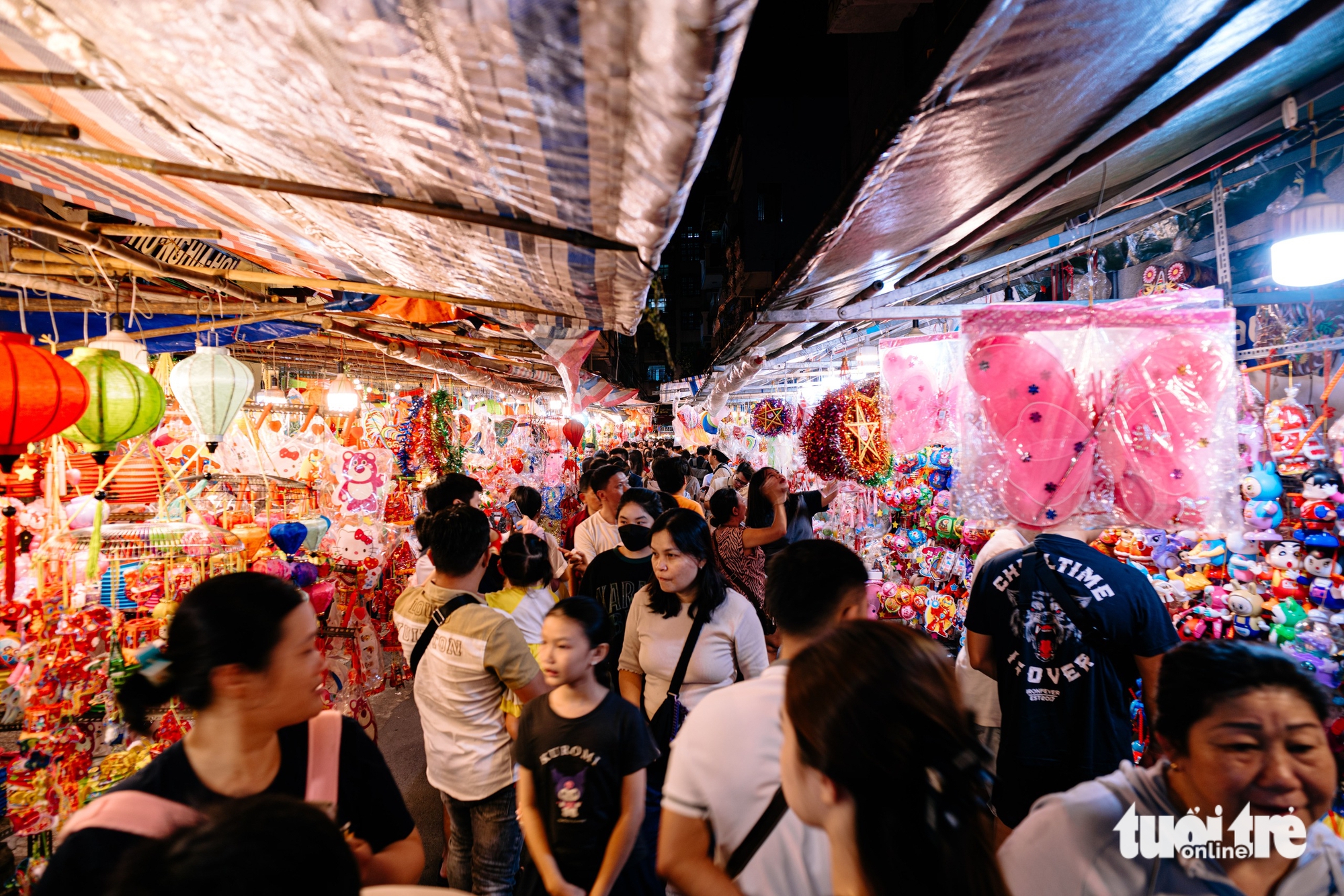 خیابان فانوس برای استقبال زودهنگام از جشنواره نیمه پاییز شلوغ است، جوانان و خانوادهها مشتاقانه در حال ورود هستند - عکس ۱. Phố lồng đèn rộn ràng đón Trung thu sớm, bạn trẻ và gia đình nô nức check-in - Ảnh 1.