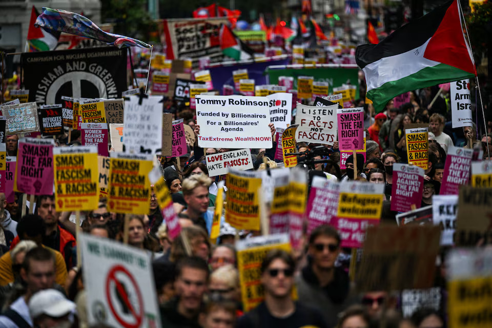 Police and protesters scuffle as 110,000 join anti-migrant London protest- Ảnh 12.