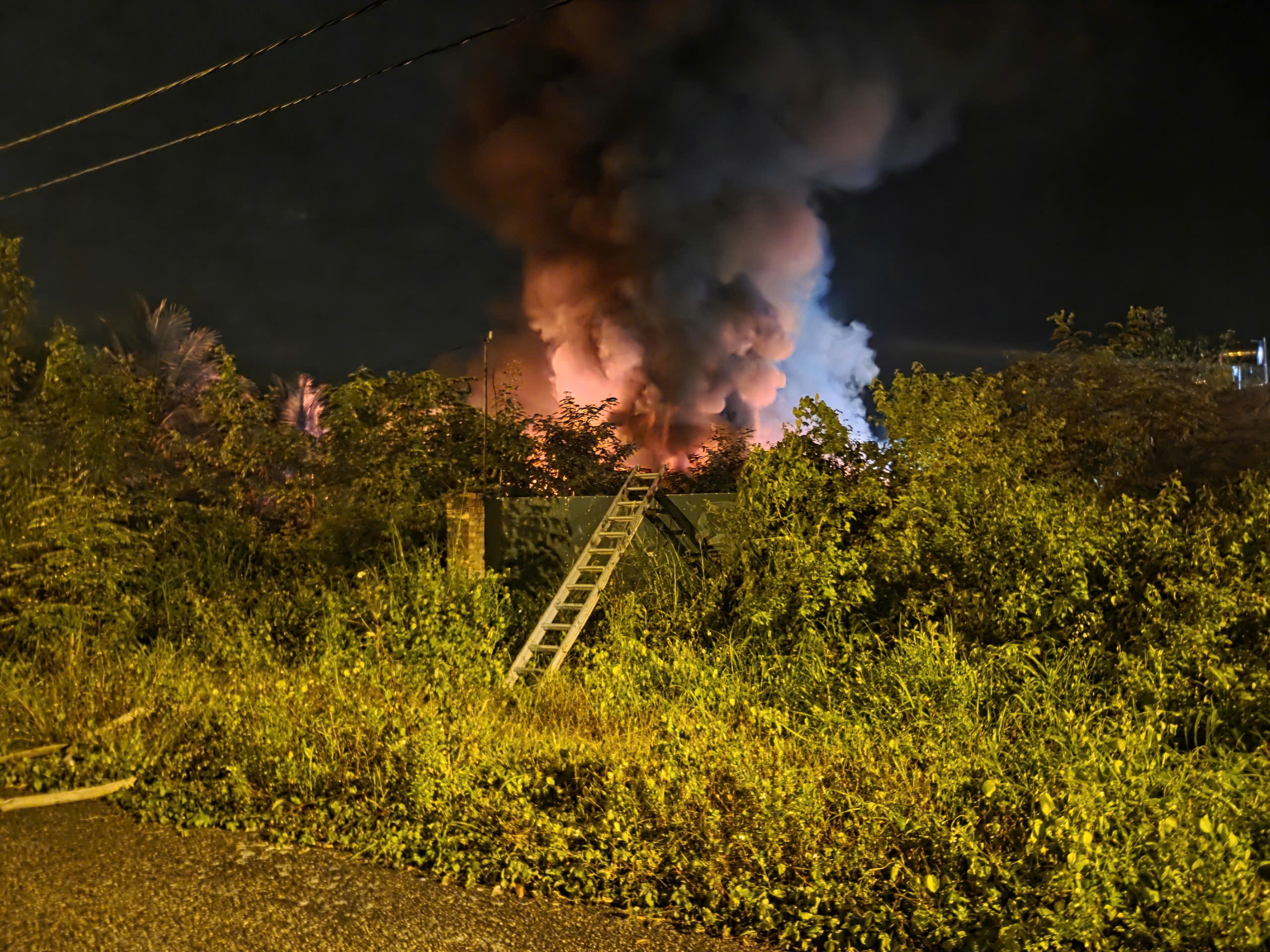 Cháy kho phế liệu rộng 1.500m², lửa vẫn ngùn ngụt sau hơn 3 giờ chữa cháy - Ảnh 1.