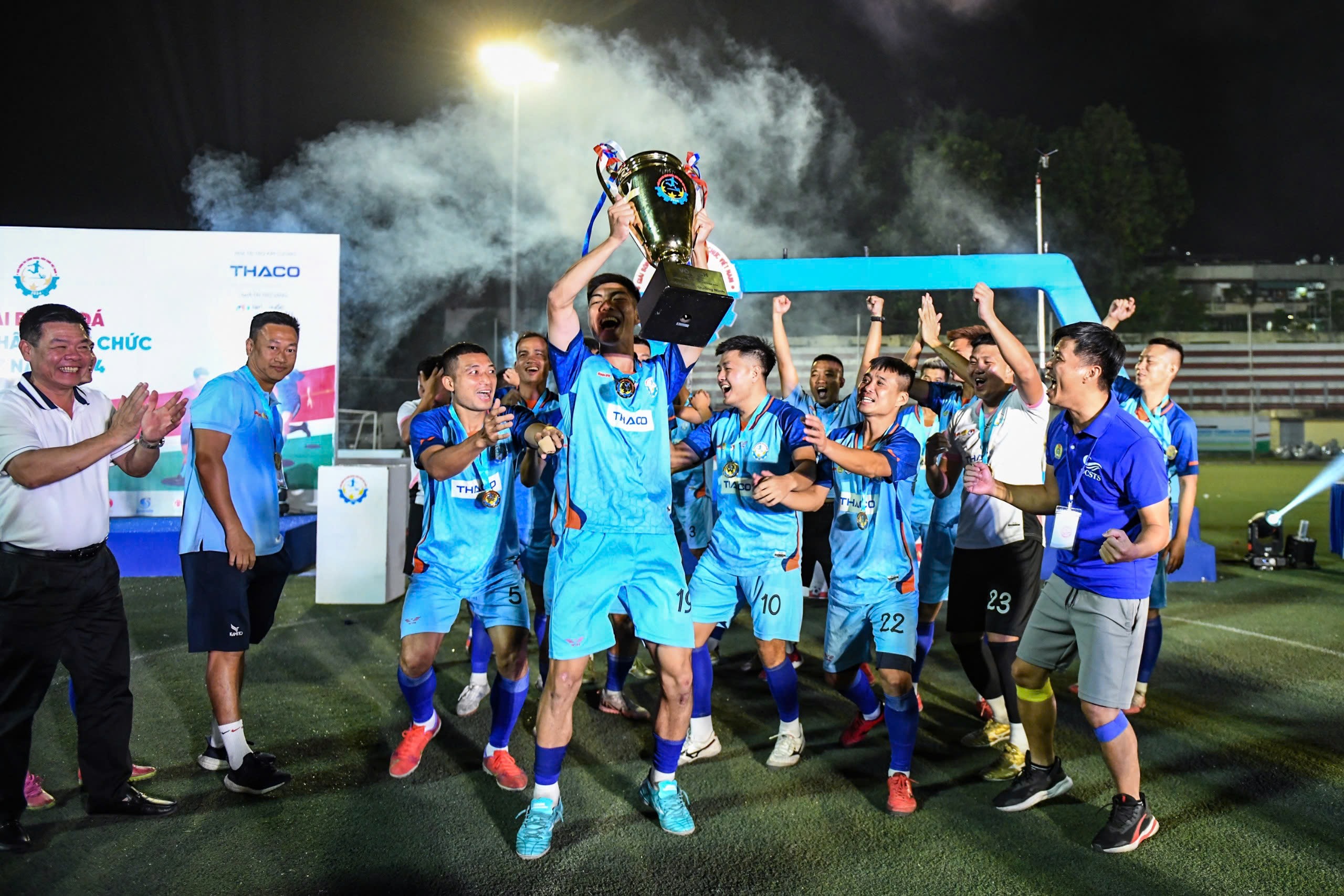 bóng đá công nhân - Ảnh 2.