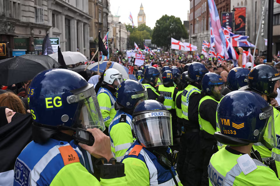 Police and protesters scuffle as 110,000 join anti-migrant London protest- Ảnh 3.