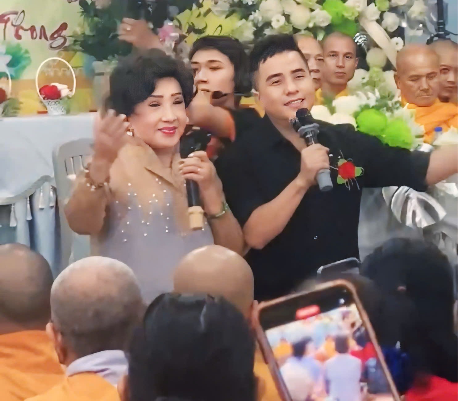 A artista popular Le Thuy está feliz por poder cantar a tempo da temporada de Vu Lan - Foto 2. Lệ Thủy - Ảnh 2.