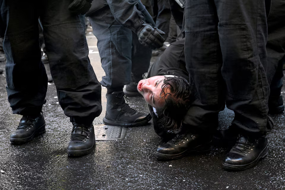 Police and protesters scuffle as 110,000 join anti-migrant London protest- Ảnh 6.