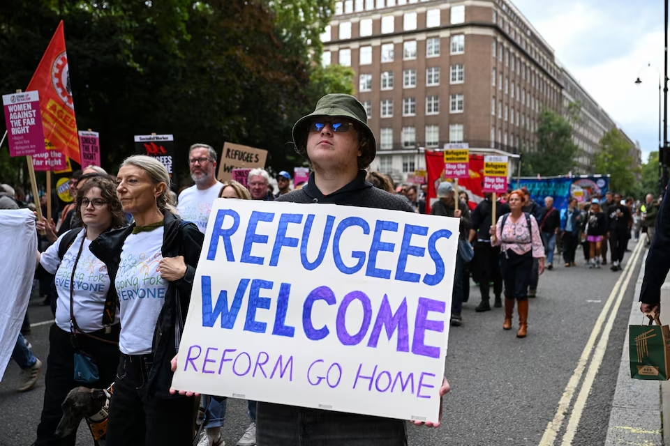 Police and protesters scuffle as 110,000 join anti-migrant London protest- Ảnh 13.